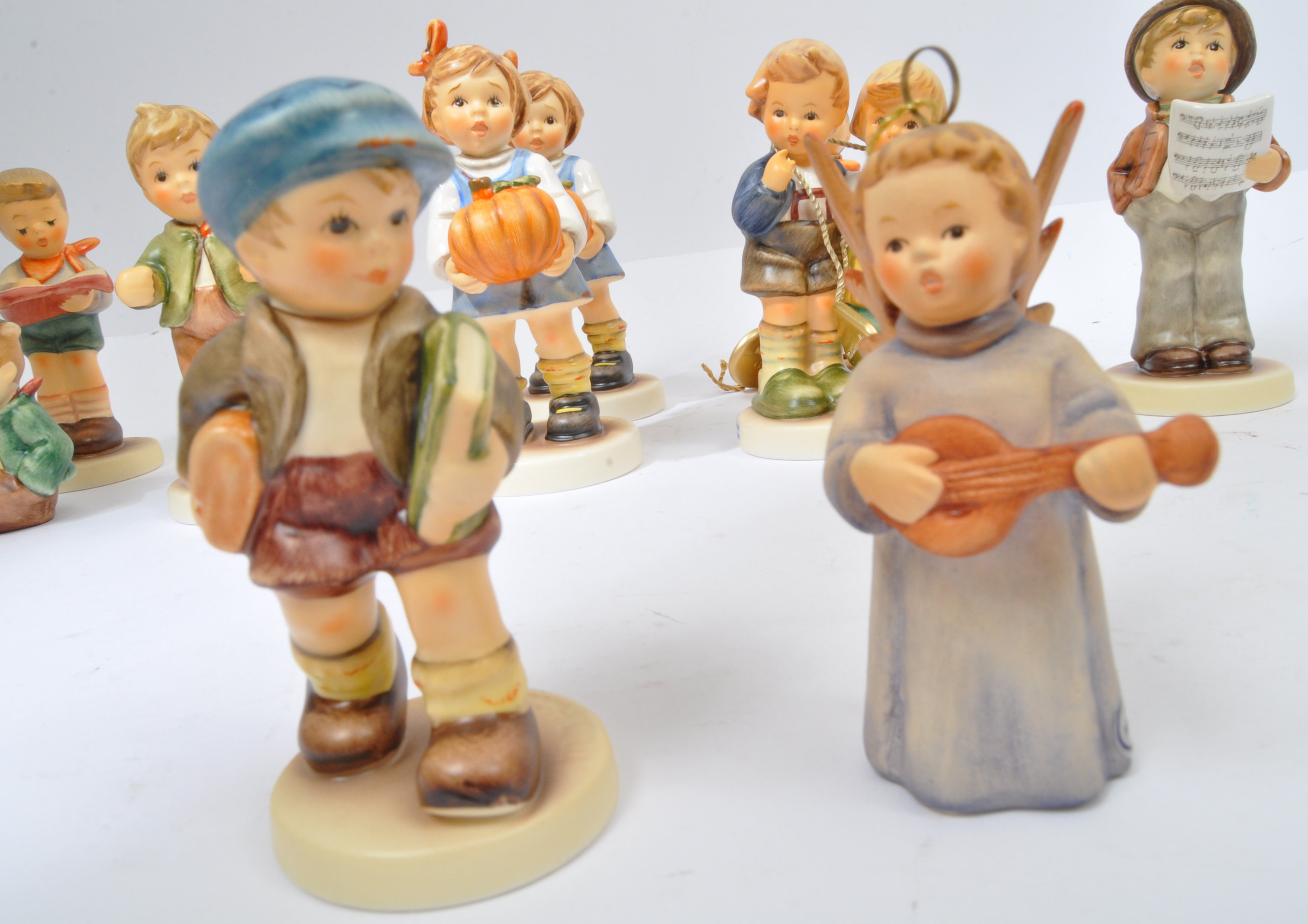 COLLECTION OF NOS GOEBEL HUMMEL FIGURINES - Image 4 of 5