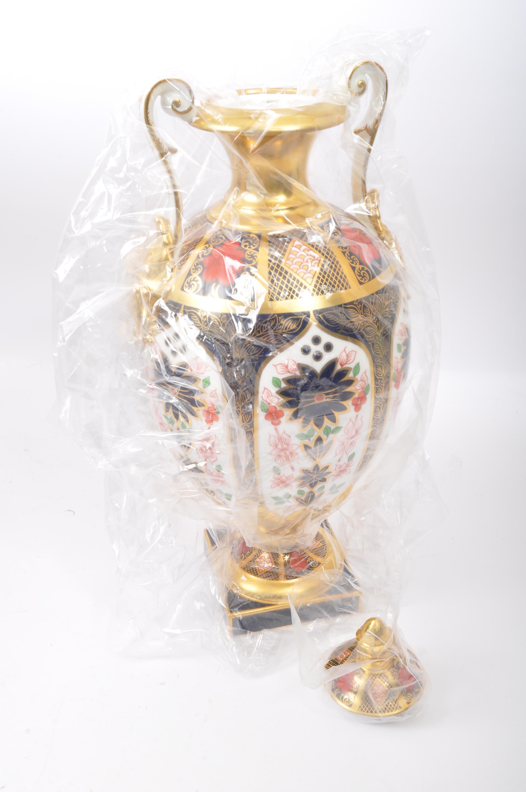 ROYAL CROWN DERBY - OLD IMARI REPTON VASE IN BOX - Image 7 of 8