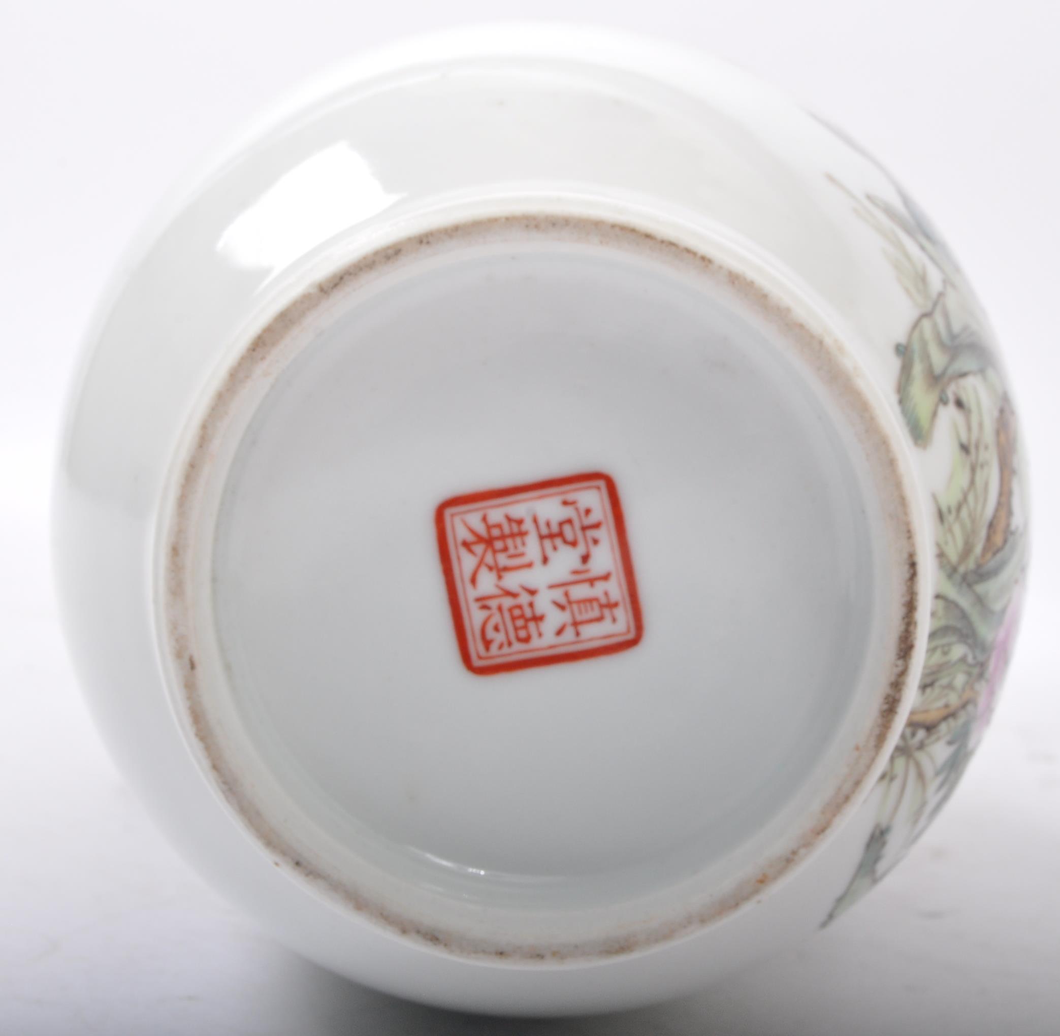 20TH CENTURY CHINESE ORIENTAL FAMILLE ROSE PORCELAIN VASE - Image 5 of 5