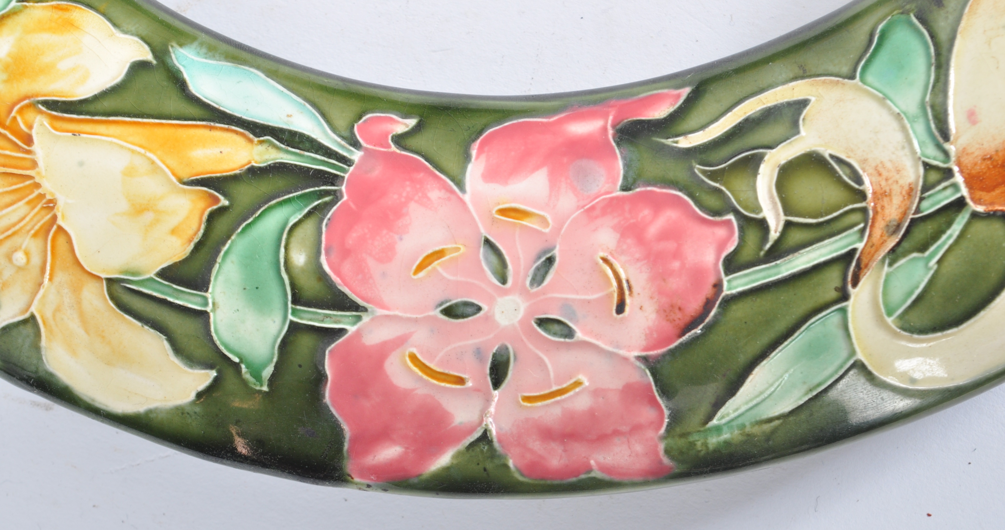 VINTAGE 20TH CENTURY CERAMIC TUB LINED WREATH - Image 4 of 7