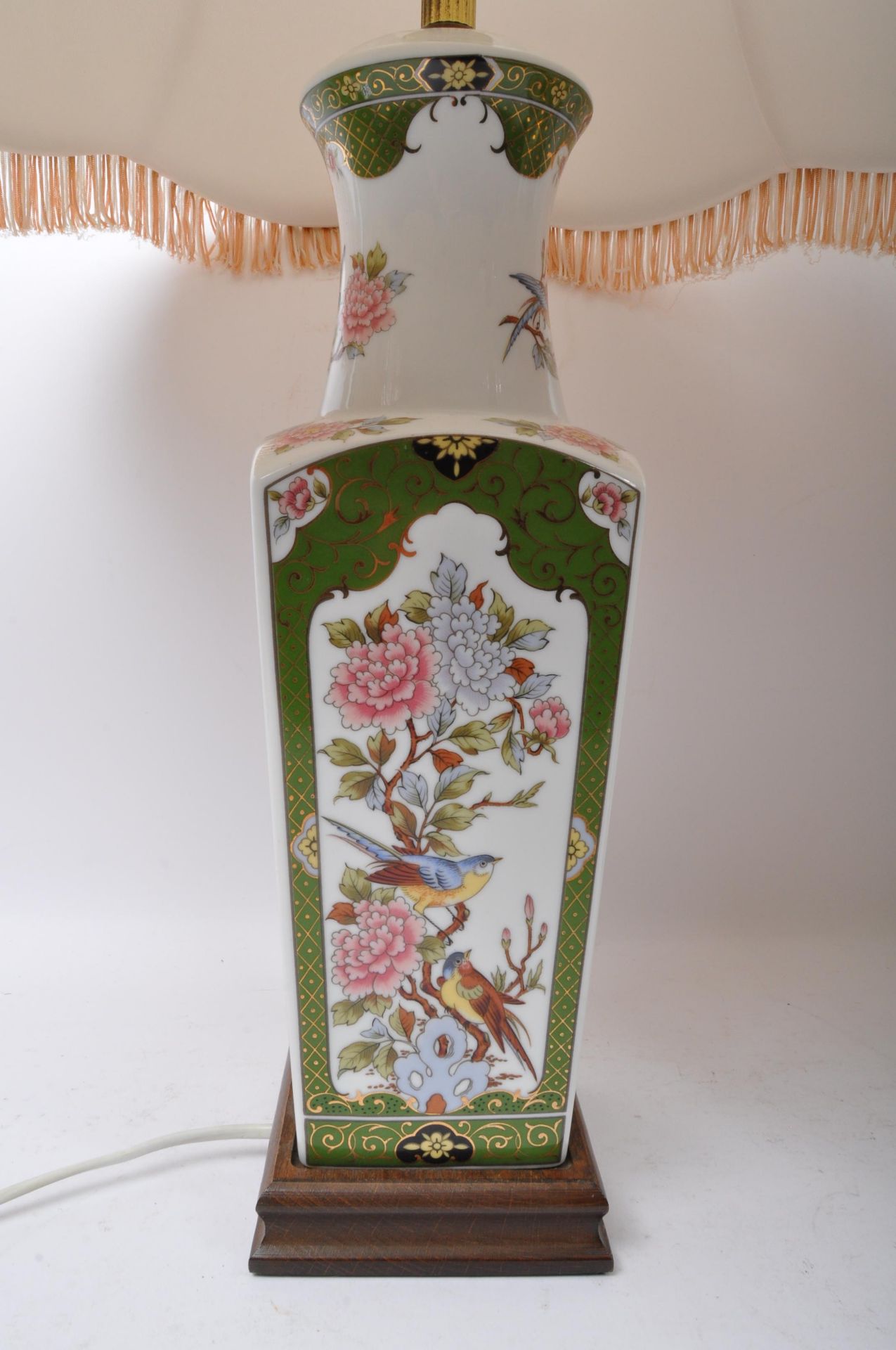 PAIR OF VINTAGE CHINESE CERAMIC TABLE LAMPS - Image 4 of 7