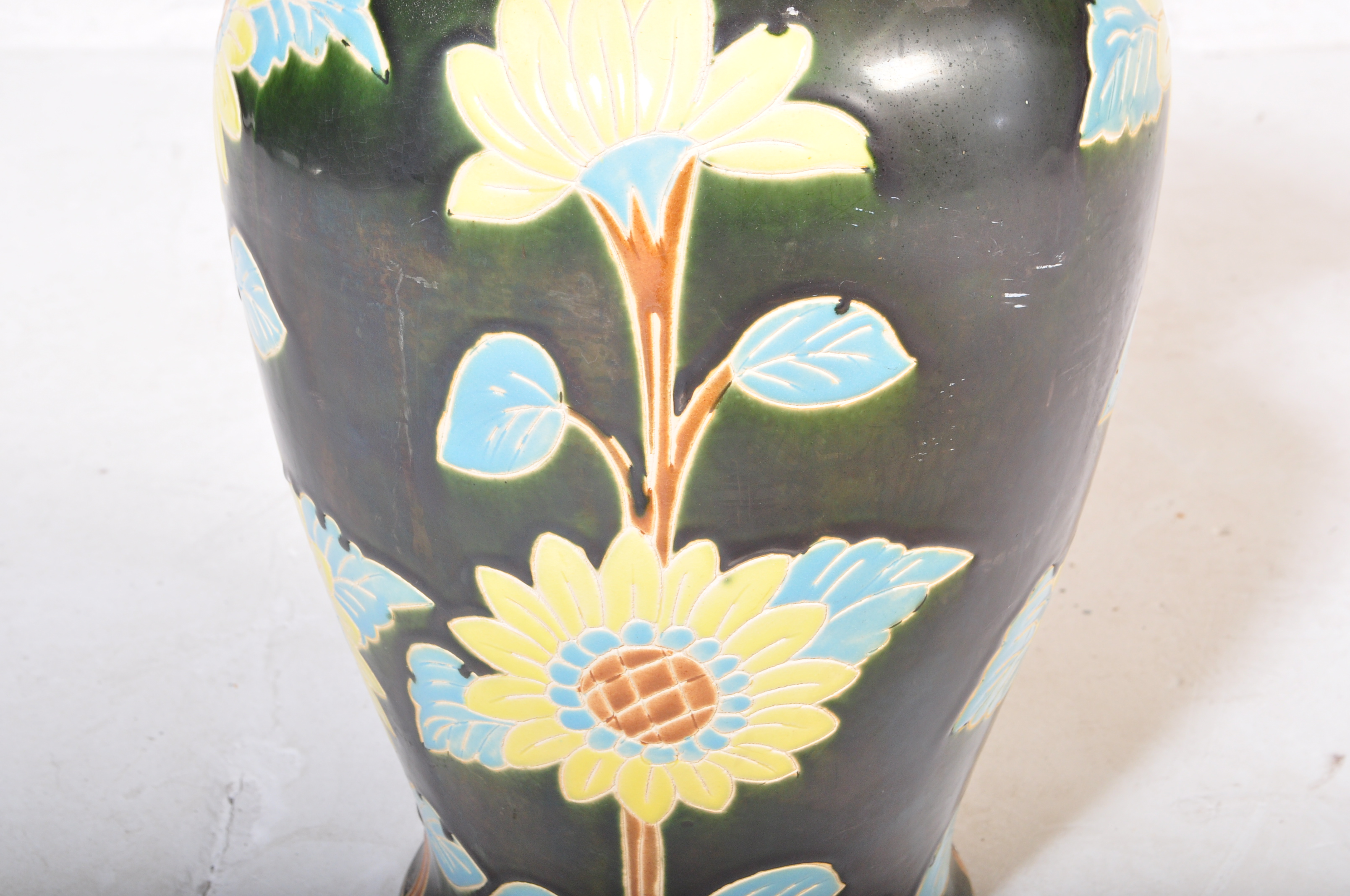 VINTAGE 20TH CENTURY FLORAL CERAMIC POTTERY VASE - Image 4 of 5