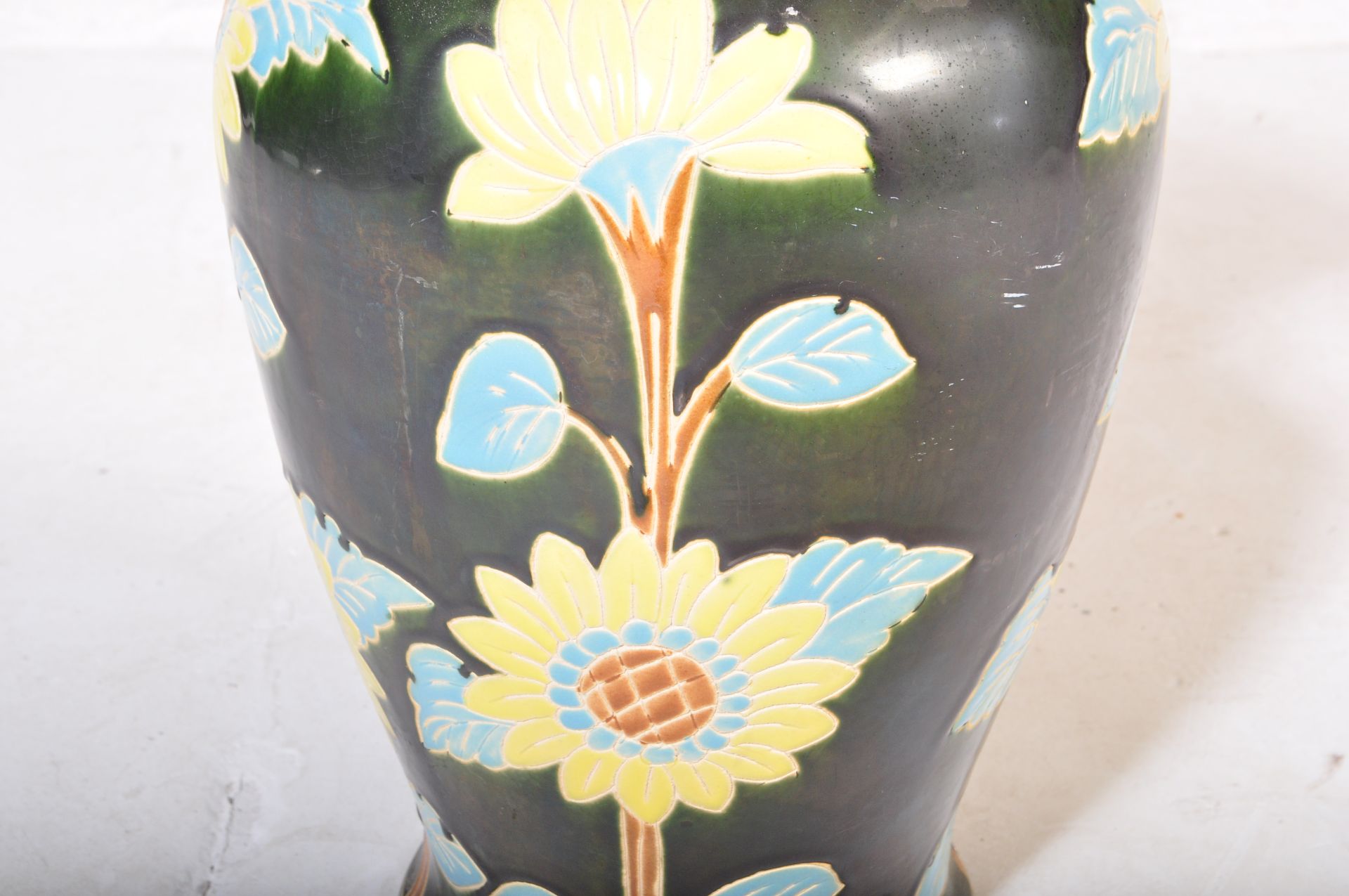 VINTAGE 20TH CENTURY FLORAL CERAMIC POTTERY VASE - Image 4 of 5