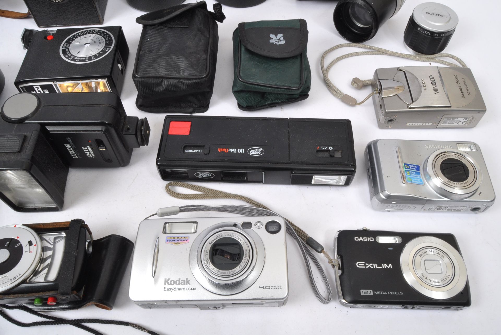 LARGE COLLECTION OF CAMERAS & PHOTOGRAPHIC EQUIPMENT - Image 3 of 5