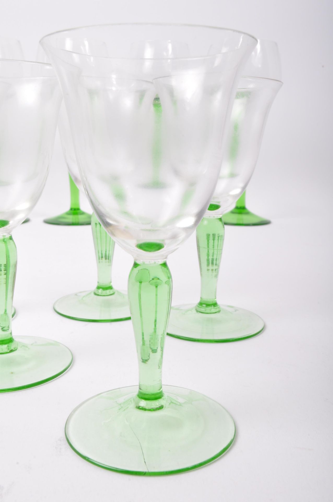 ASSORTMENT OF VINTAGE EMERALD DRINKING GLASSES - Image 4 of 5