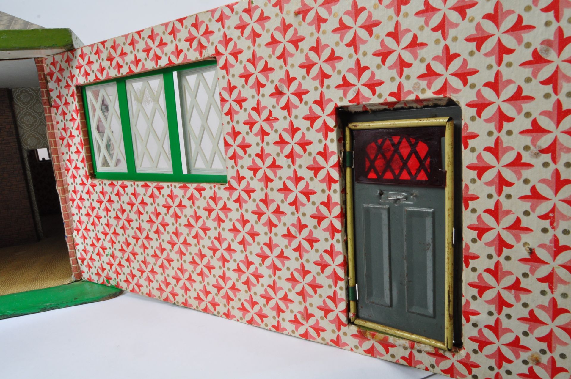 20TH CENTURY VINTAGE DOLLS HOUSE - Image 4 of 6