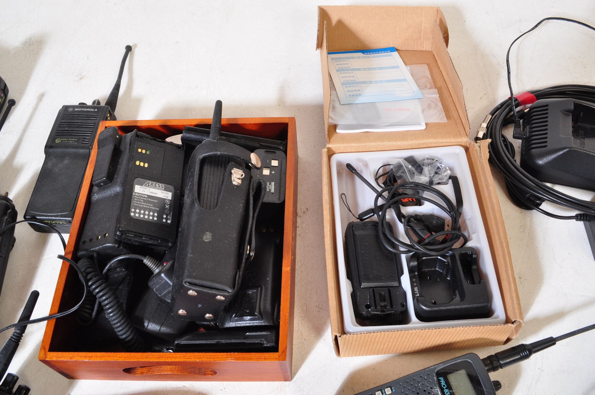 LARGE ASSORTMENT OF VINTAGE POLICE WALKIE TALKIES - Image 4 of 6