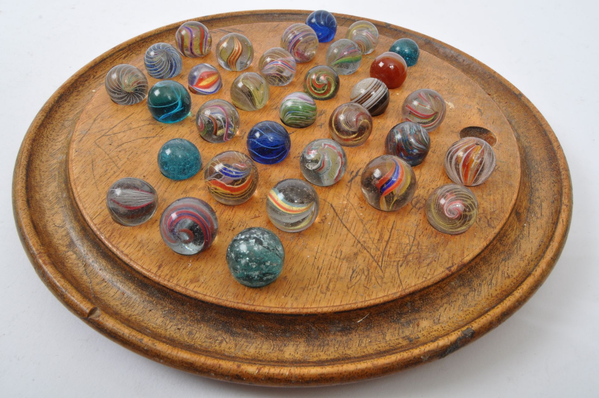 COLLECTION EARLY GLASS MARBLES & SOLITAIRE BOARD