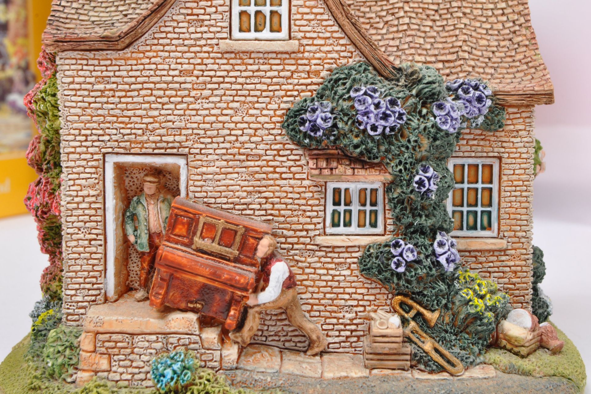 LILLIPUT LANE - HANDMADE RESIN SCULPTURES - COLLECTION - Image 6 of 6