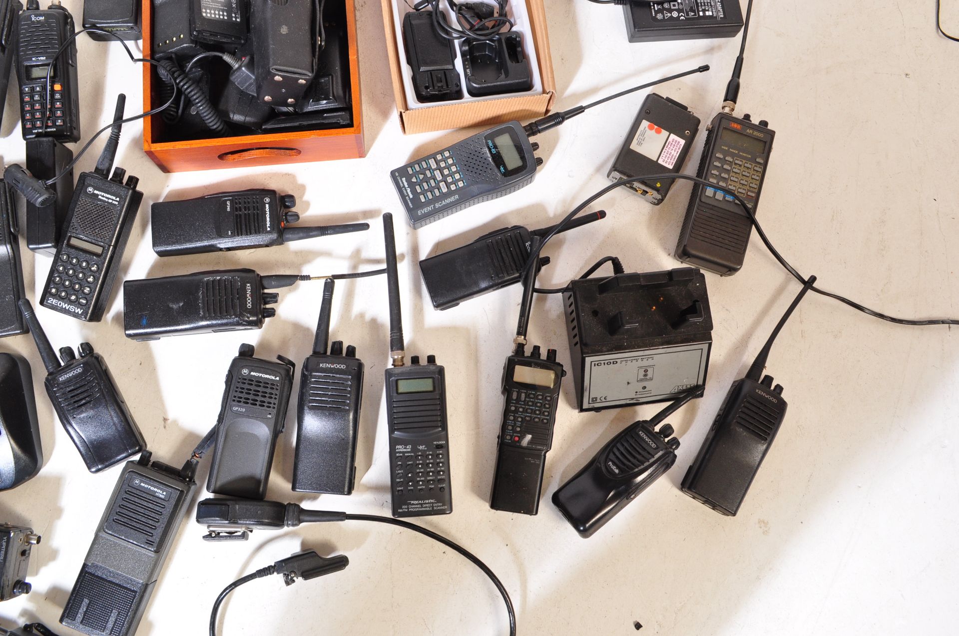 LARGE ASSORTMENT OF VINTAGE POLICE WALKIE TALKIES - Image 3 of 6