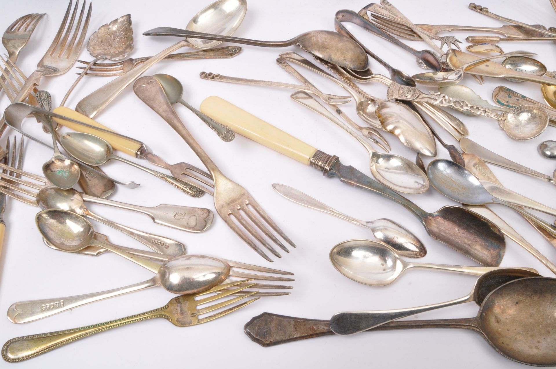 ASSORTMENT OF VINTAGE 20TH CENTURY SILVER PLATE CUTLERY - Image 6 of 6
