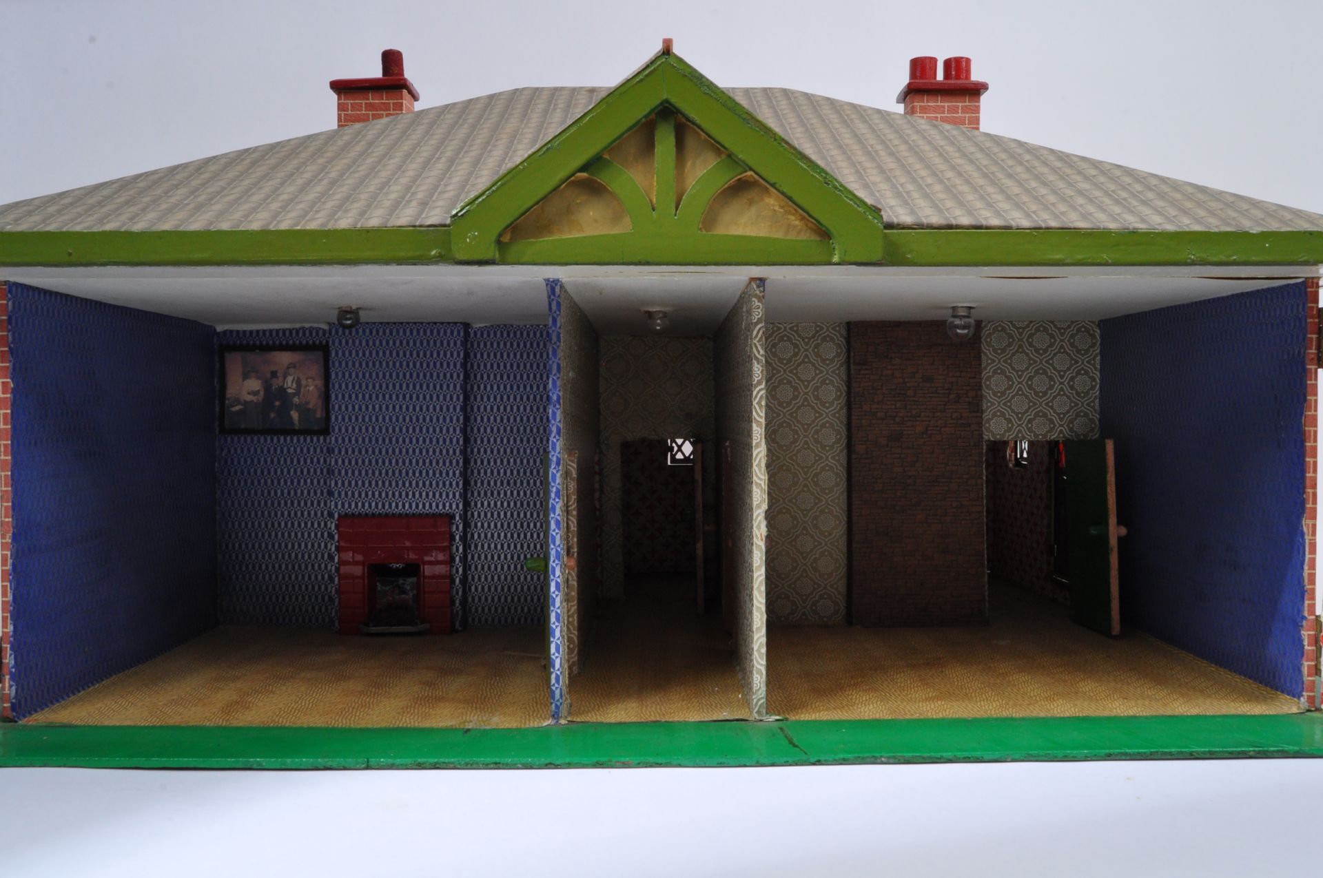 20TH CENTURY VINTAGE DOLLS HOUSE - Image 3 of 6