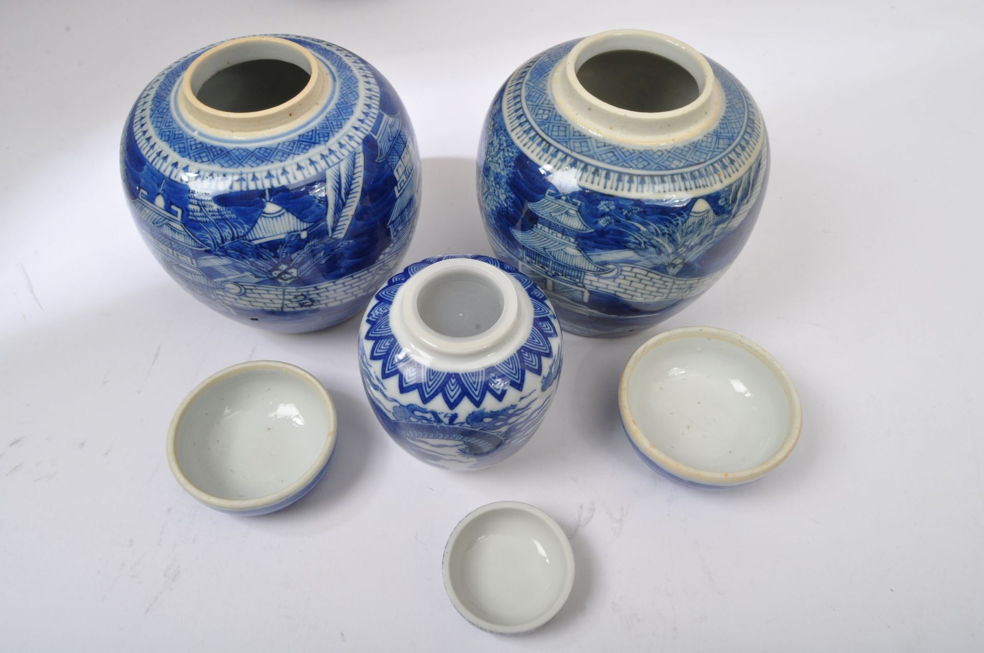 COLLECTION OF CHINESE PORCELAIN - GINGER JARS & PLATES - Image 4 of 6