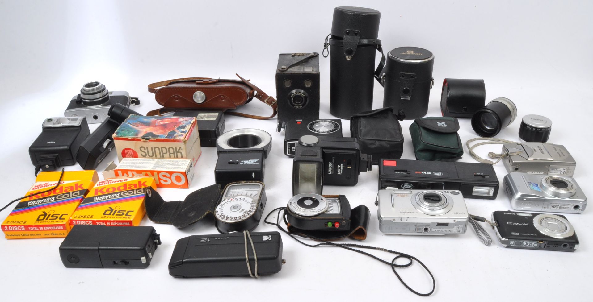 LARGE COLLECTION OF CAMERAS & PHOTOGRAPHIC EQUIPMENT