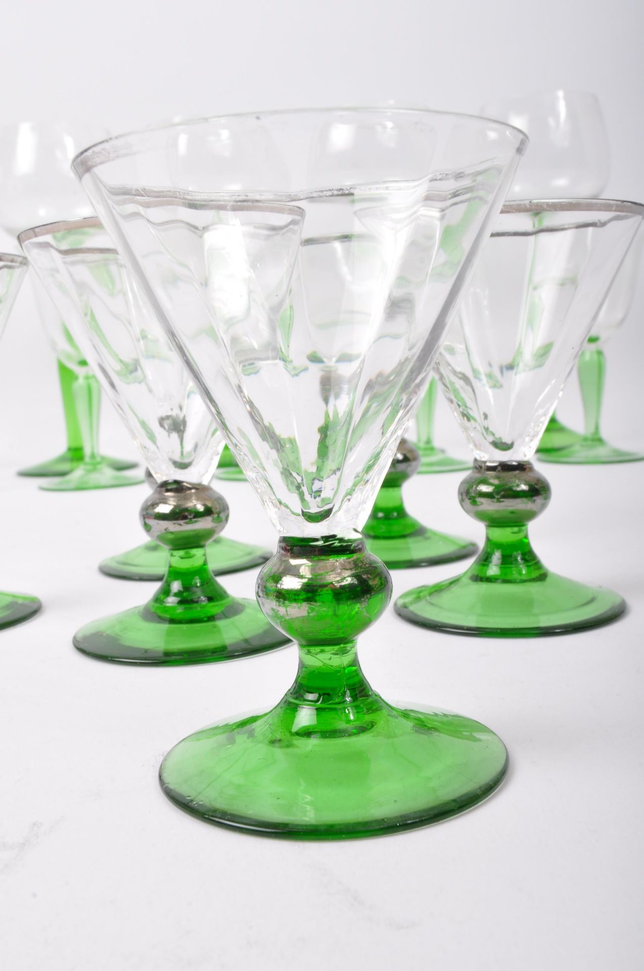 ASSORTMENT OF VINTAGE EMERALD DRINKING GLASSES - Image 3 of 5