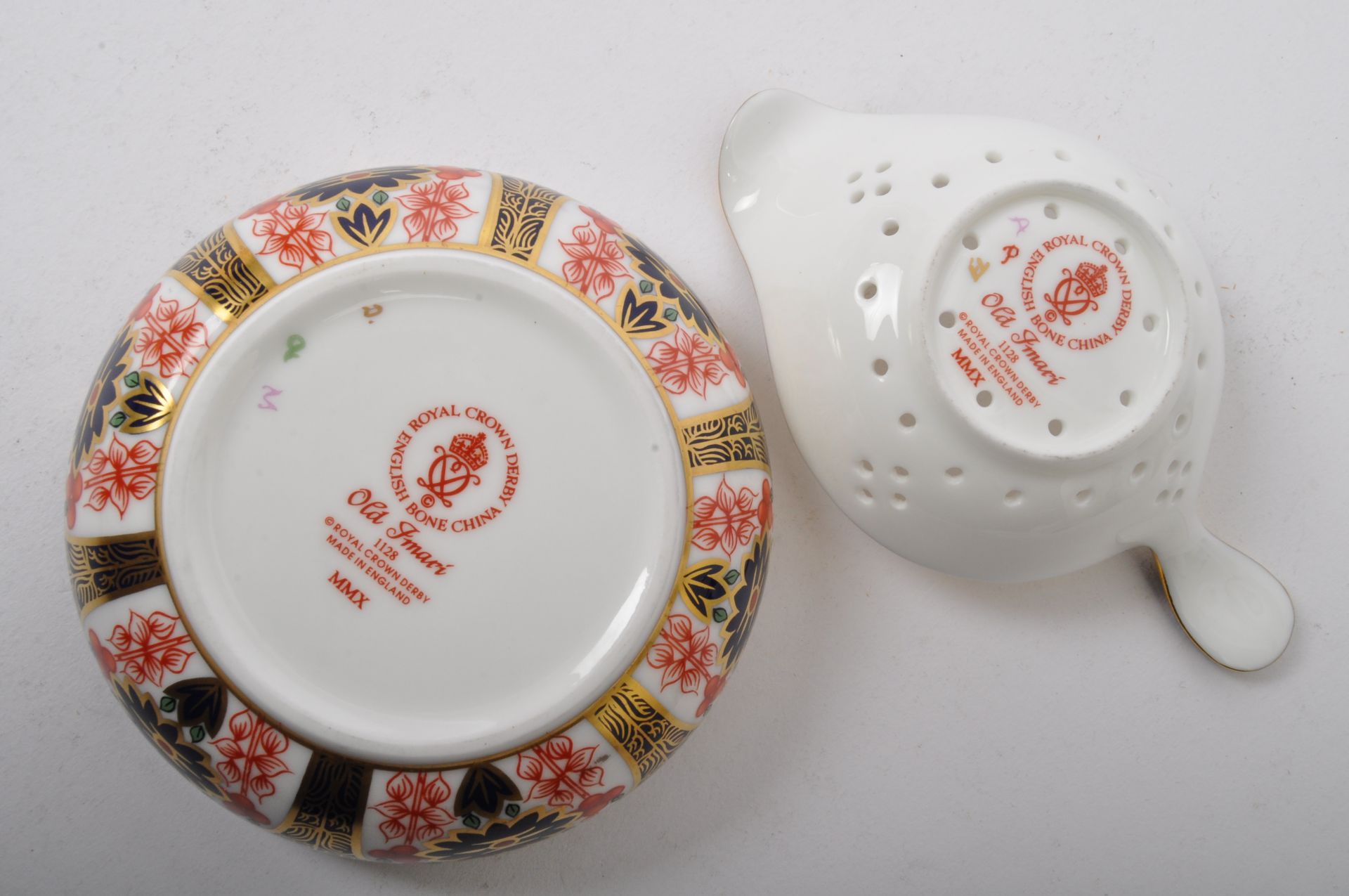 ROYAL CROWN DERBY - BONE CHINA 'OLD IMARI' TEA STRAINER & BOWL - Image 4 of 5