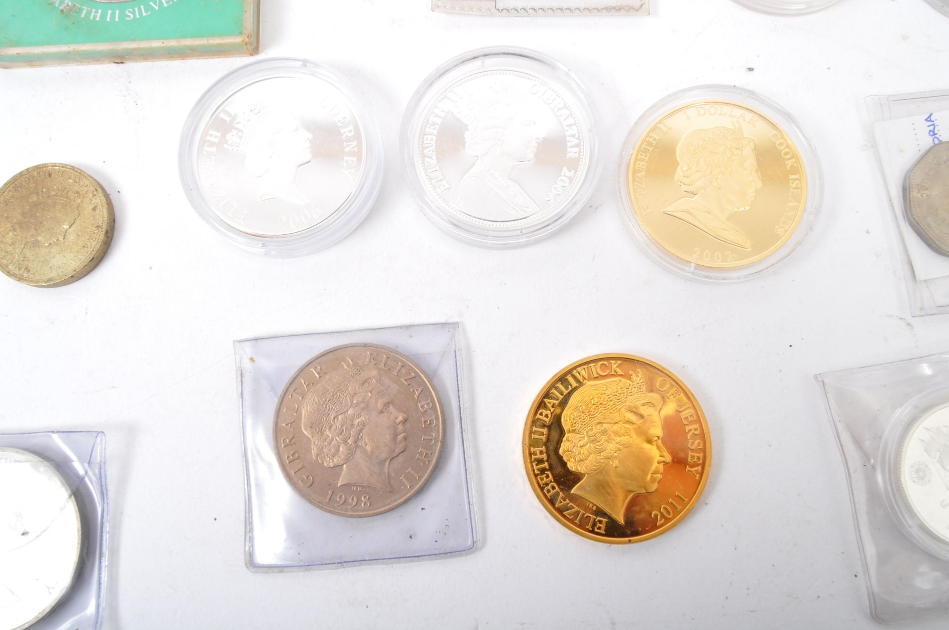 COLLECTION OF VINTAGE UK & FOREIGN COMMEMORATIVE COINS - Image 2 of 6