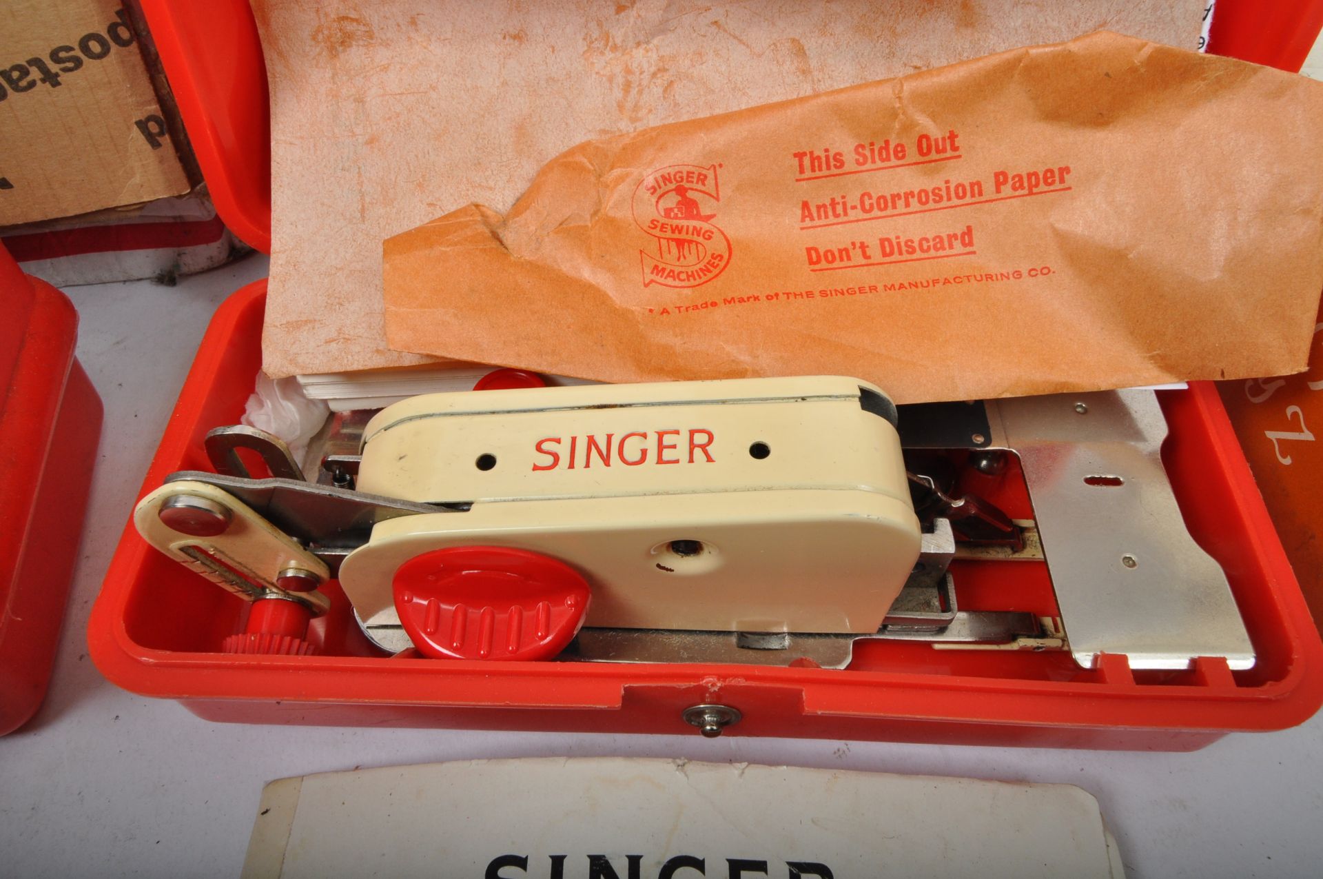 COLLECTION OF VINTAGE SEWING MACHINE PIECES - SINGER - Image 5 of 7