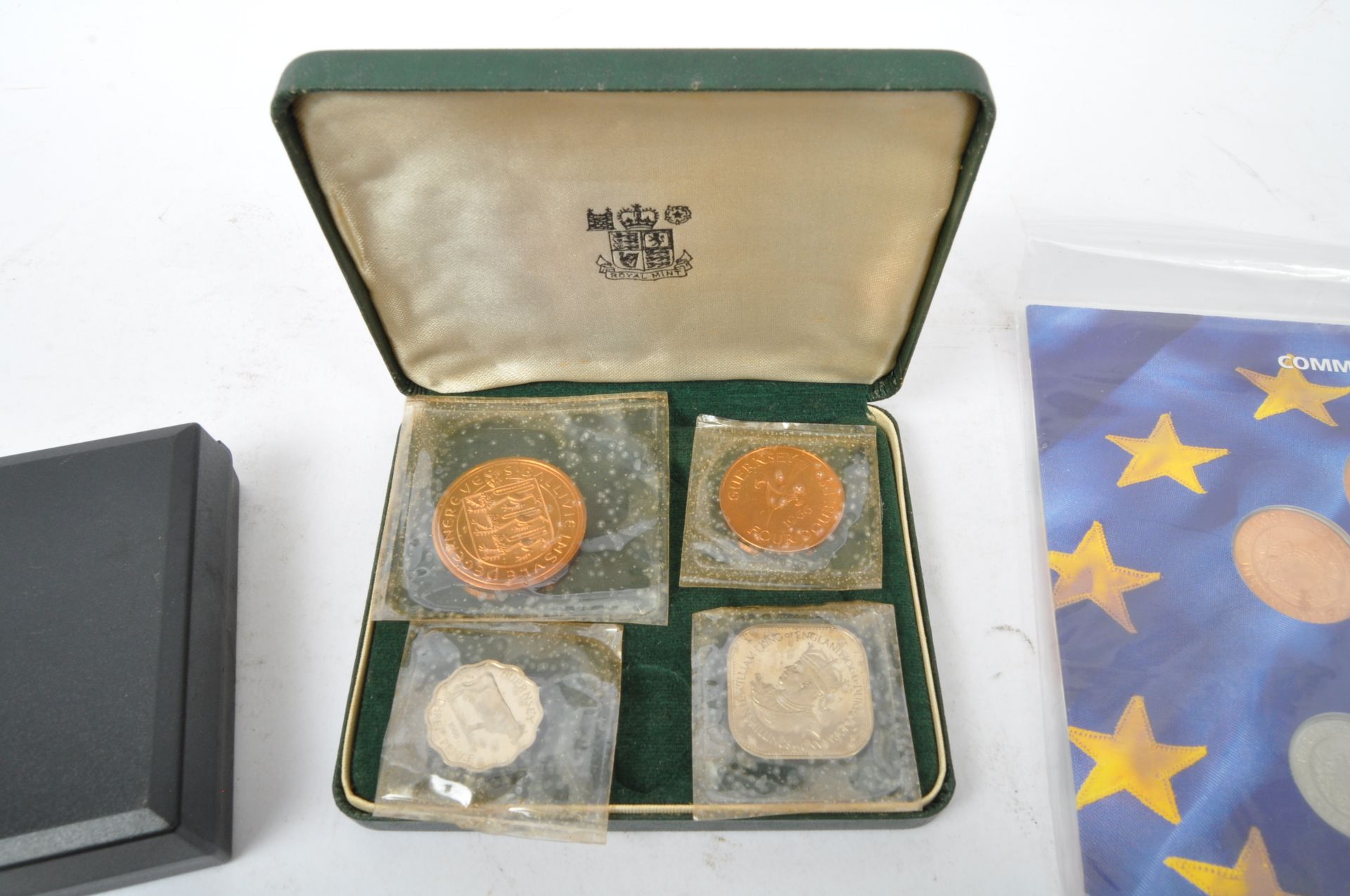 COLLECTION OF VINTAGE COMMEMORATIVE UK COIN SETS - Image 4 of 5