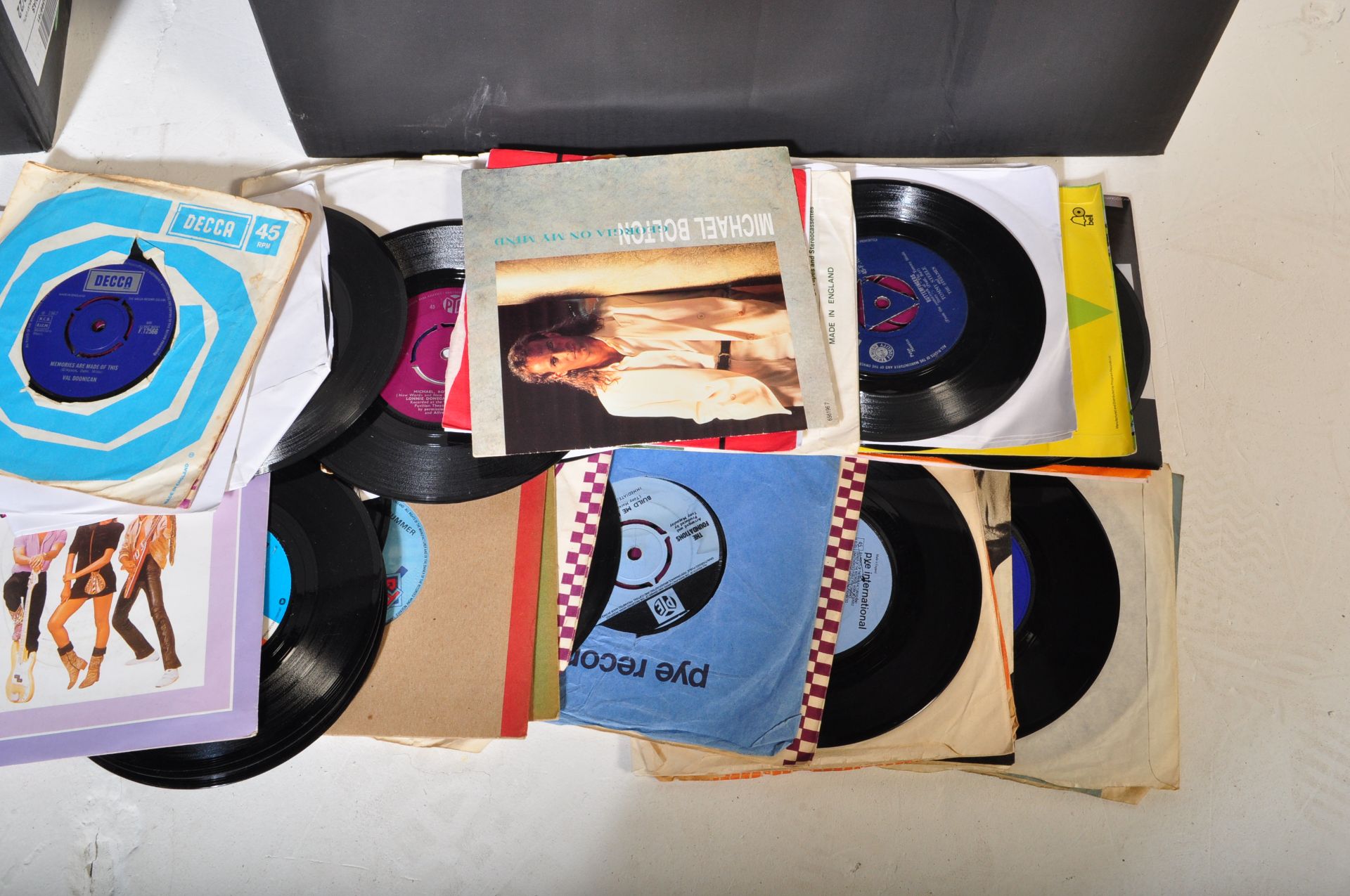 LARGE COLLECTION OF FORTY FIVE VINYL SINGLES - Image 5 of 8