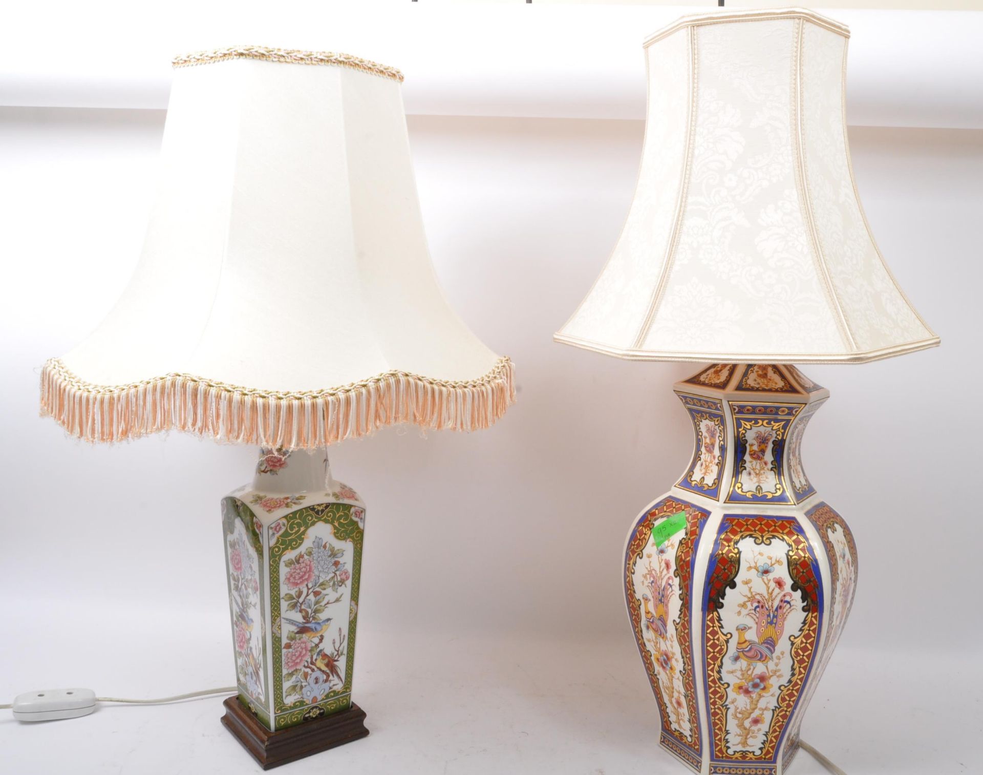 PAIR OF VINTAGE CHINESE CERAMIC TABLE LAMPS - Image 6 of 7