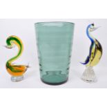 WHITEFRIARS RIBBED GREEN VASE & MURANO GLASS BIRDS