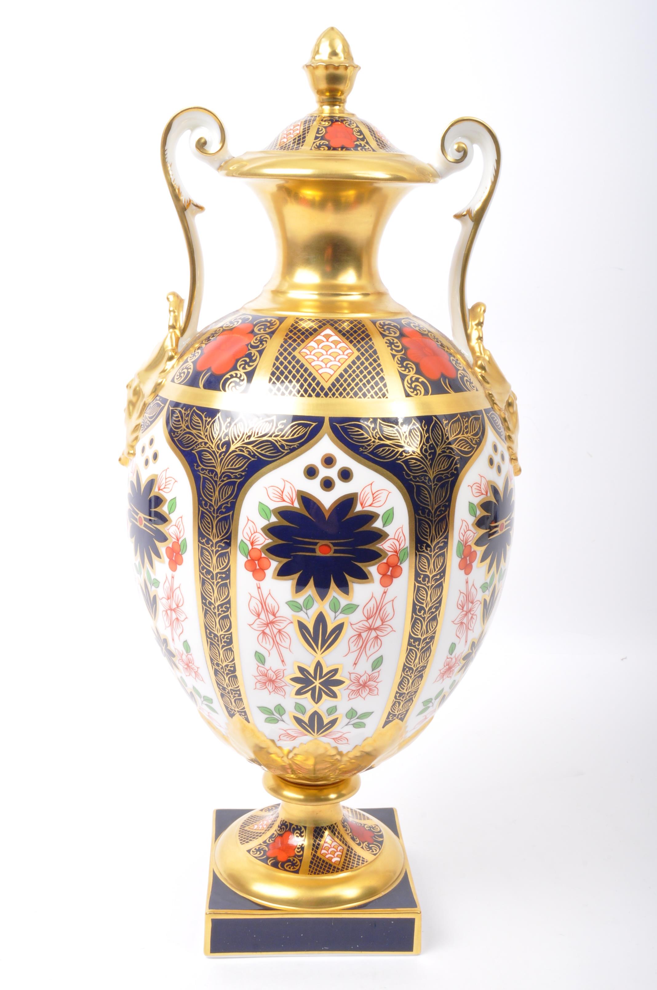 ROYAL CROWN DERBY - OLD IMARI REPTON VASE IN BOX - Image 2 of 8