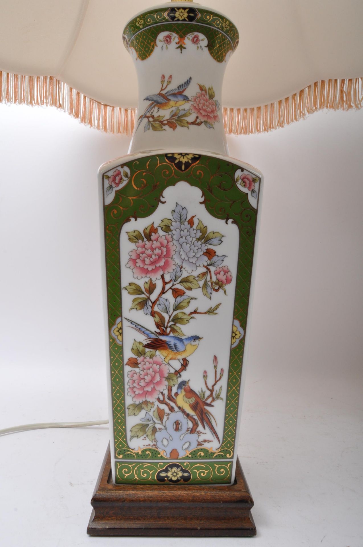 PAIR OF VINTAGE CHINESE CERAMIC TABLE LAMPS - Image 7 of 7