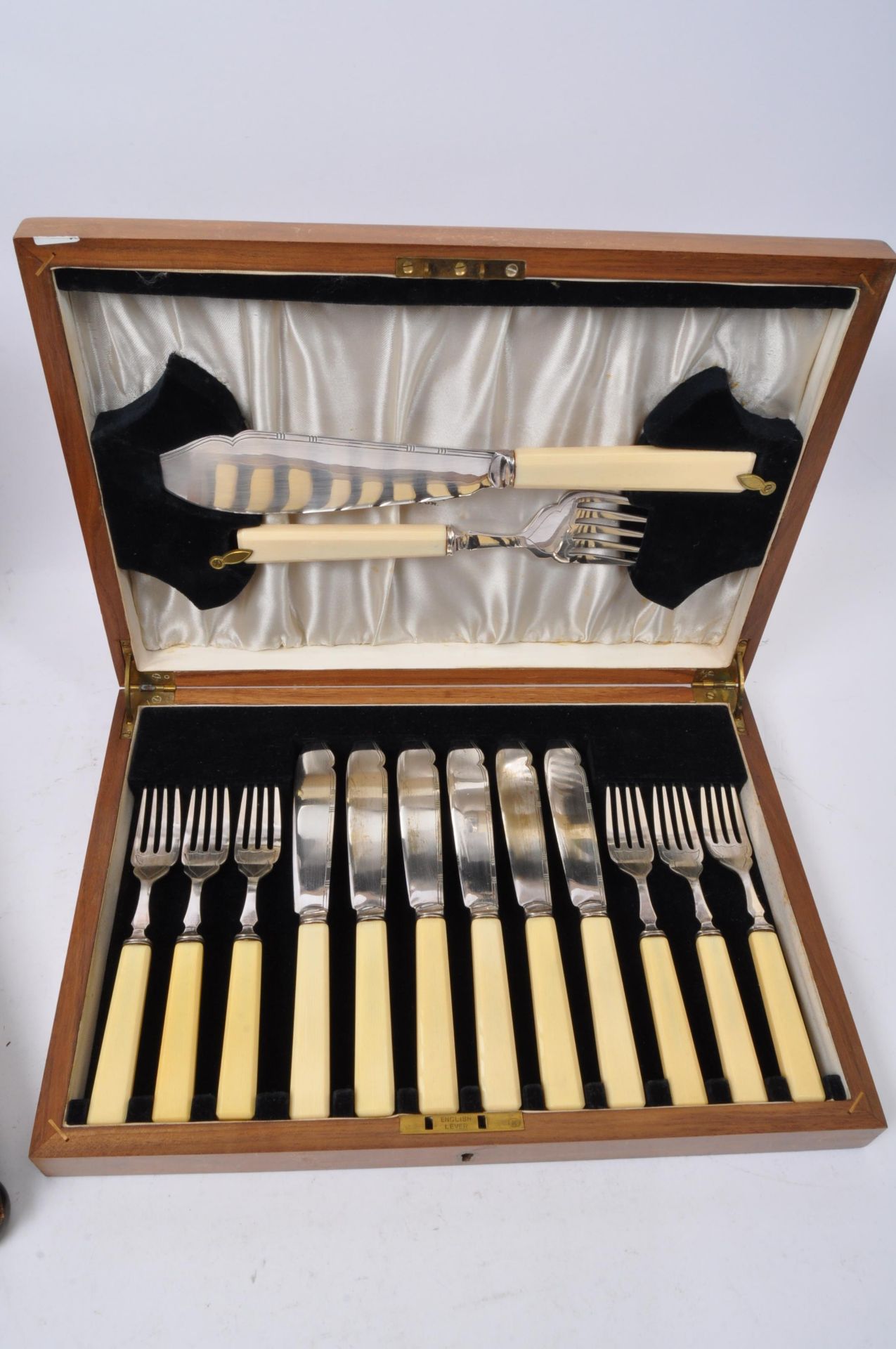 TWO VINTAGE ENGLISH WOODEN CASED CANTEENS OF CUTLERY - Image 5 of 5