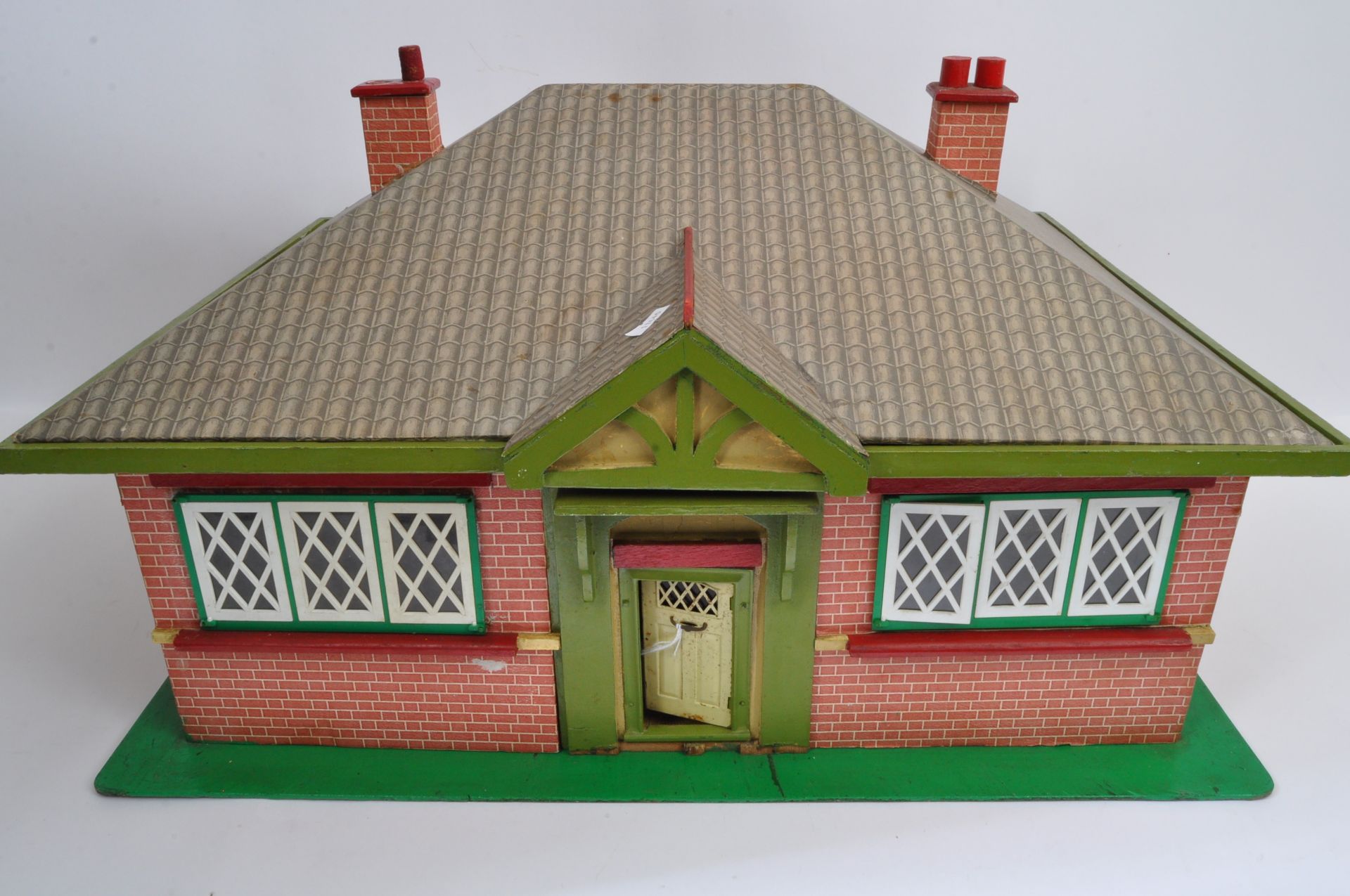 20TH CENTURY VINTAGE DOLLS HOUSE