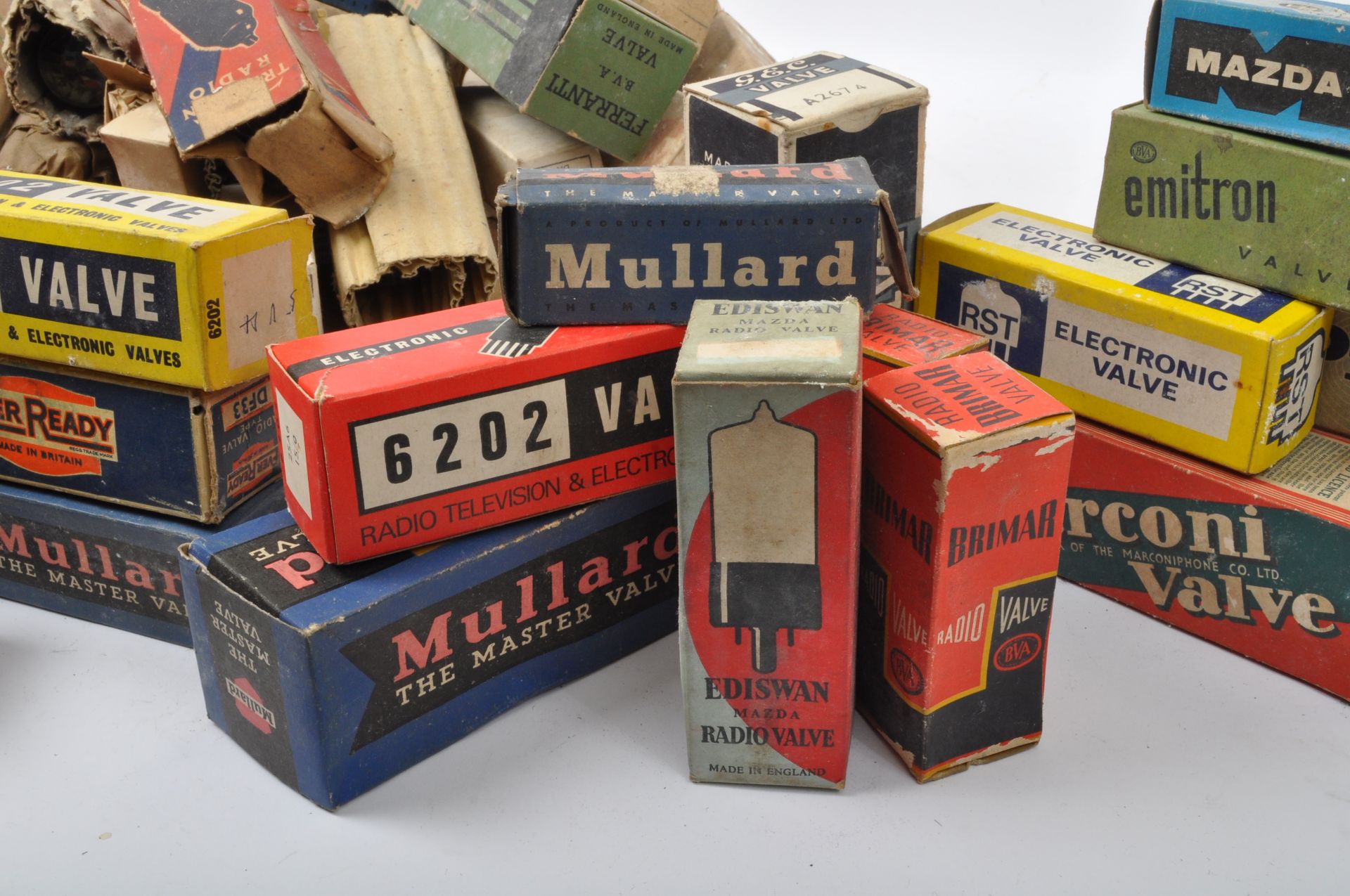 LARGE COLLECTION VINTAGE BOXED VALVES - MAZDA - MULLARD - BRIMAR - Image 4 of 5