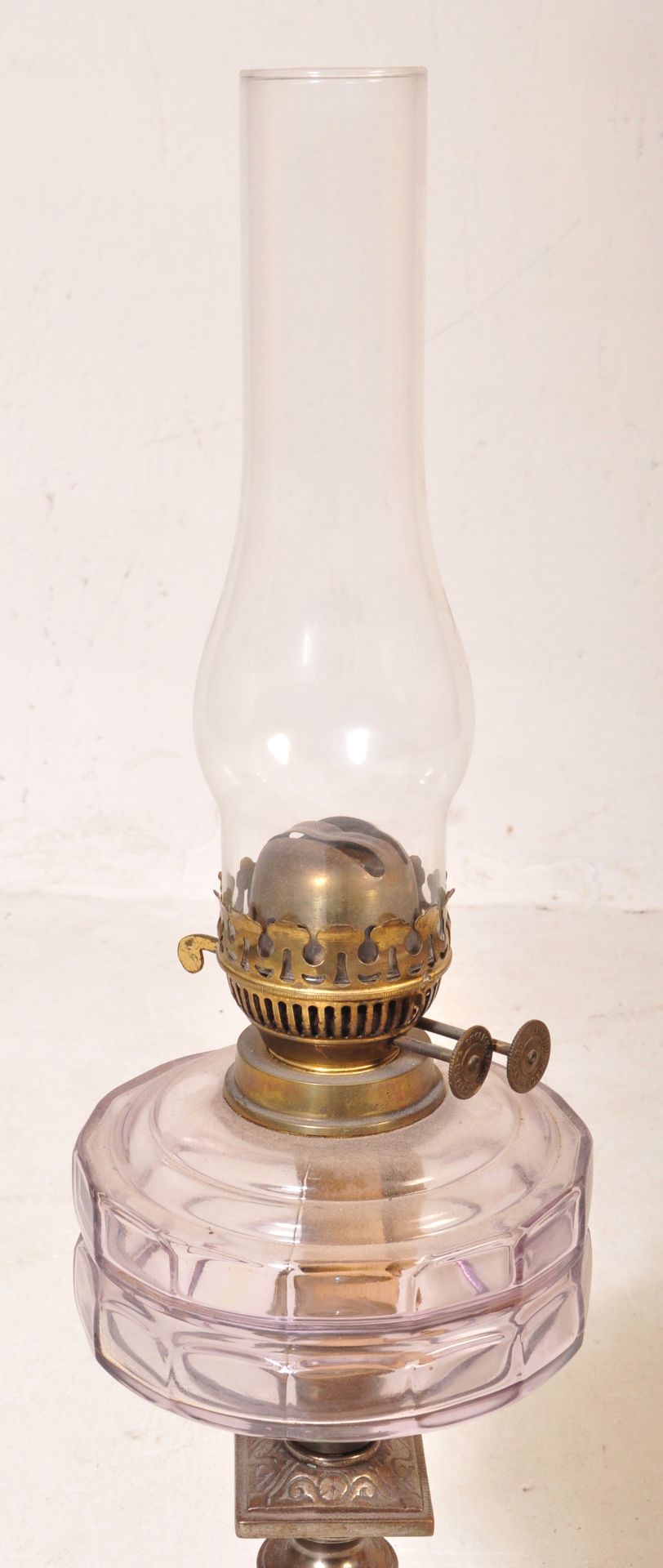 A 19TH CENTURY BRASS AND METAL OIL LAMP - Image 3 of 5