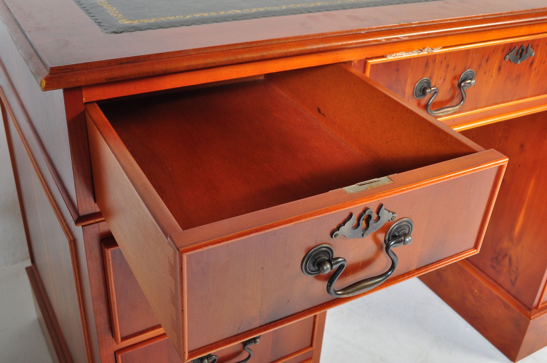 VINTAGE 20TH CENTURY TWIN PEDESTAL DESK WITH DRAWERS - Image 3 of 7