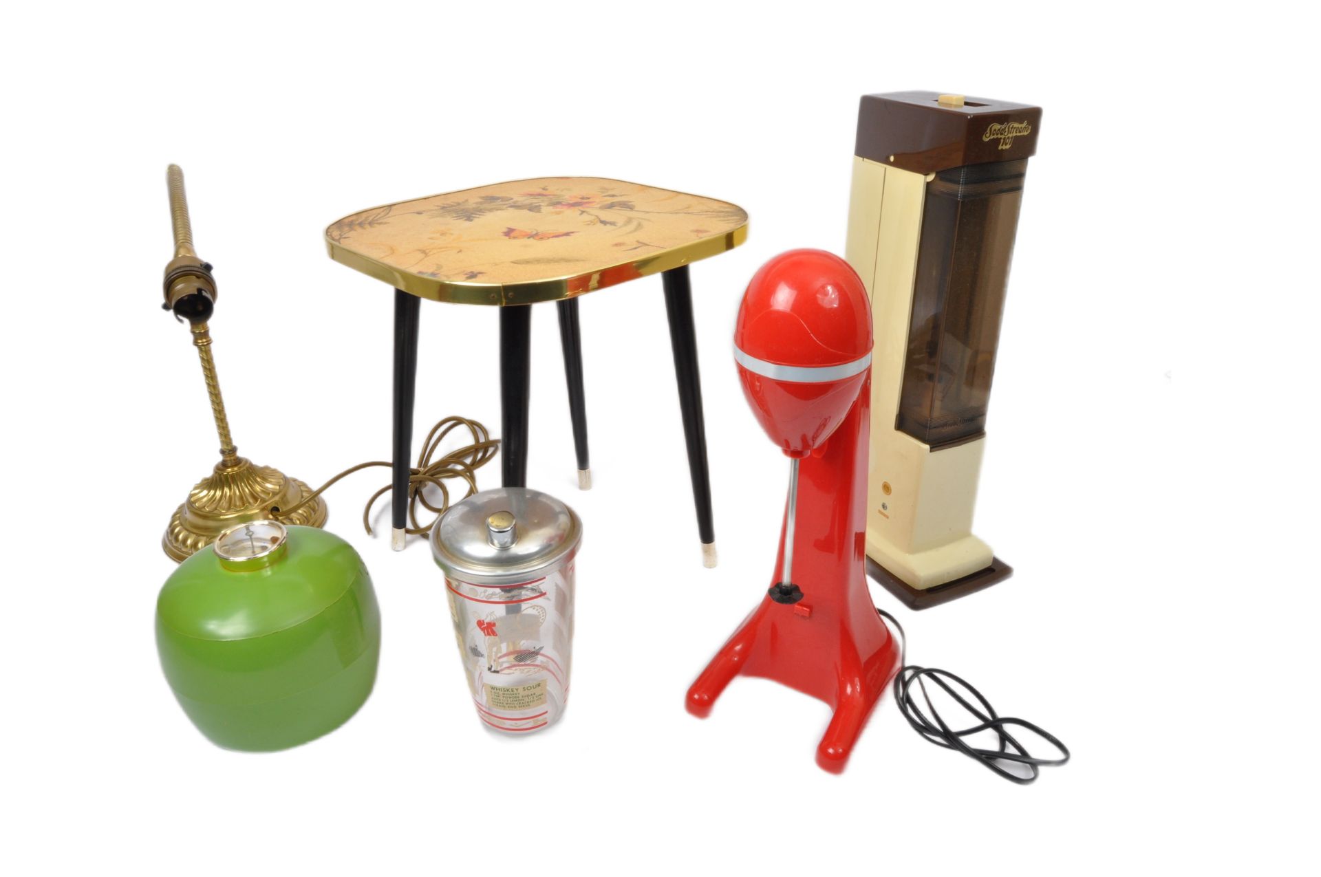 ASSORTMENT OF RETRO VINTAGE 20TH CENTURY ITEMS