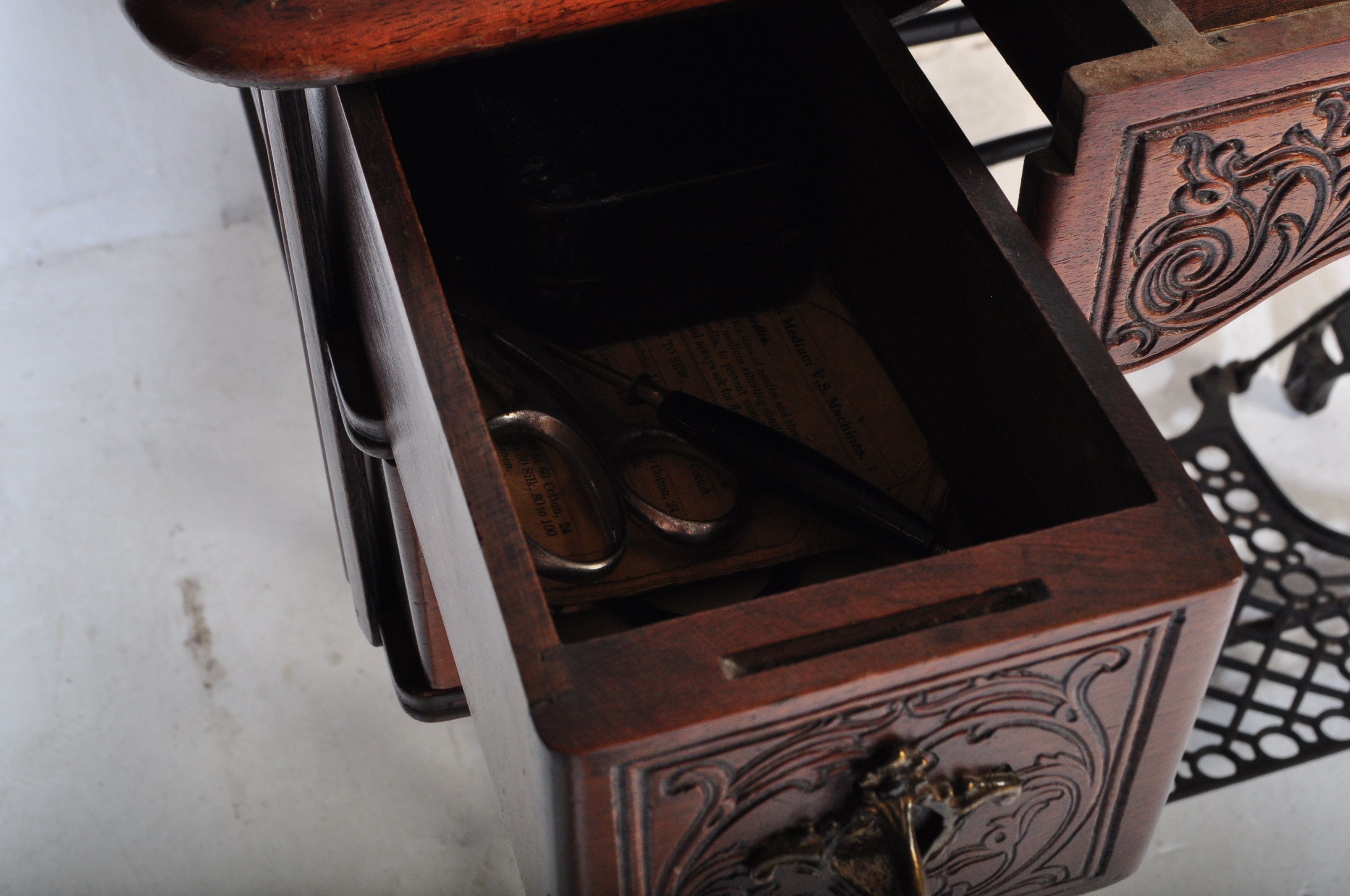 1900's 20TH CENTURY WALNUT SINGER SEWING MACHINE TABLE - Image 6 of 9