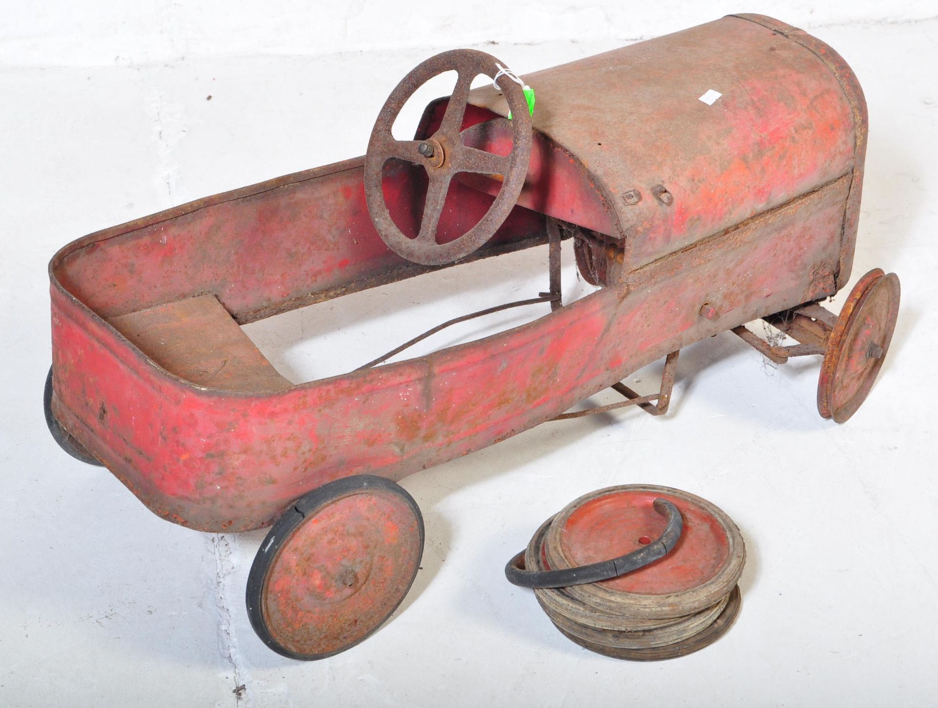 VINTAGE TRIANG LINES BROS TIN PLATE CHILDRENS PEDAL CAR - Image 2 of 5