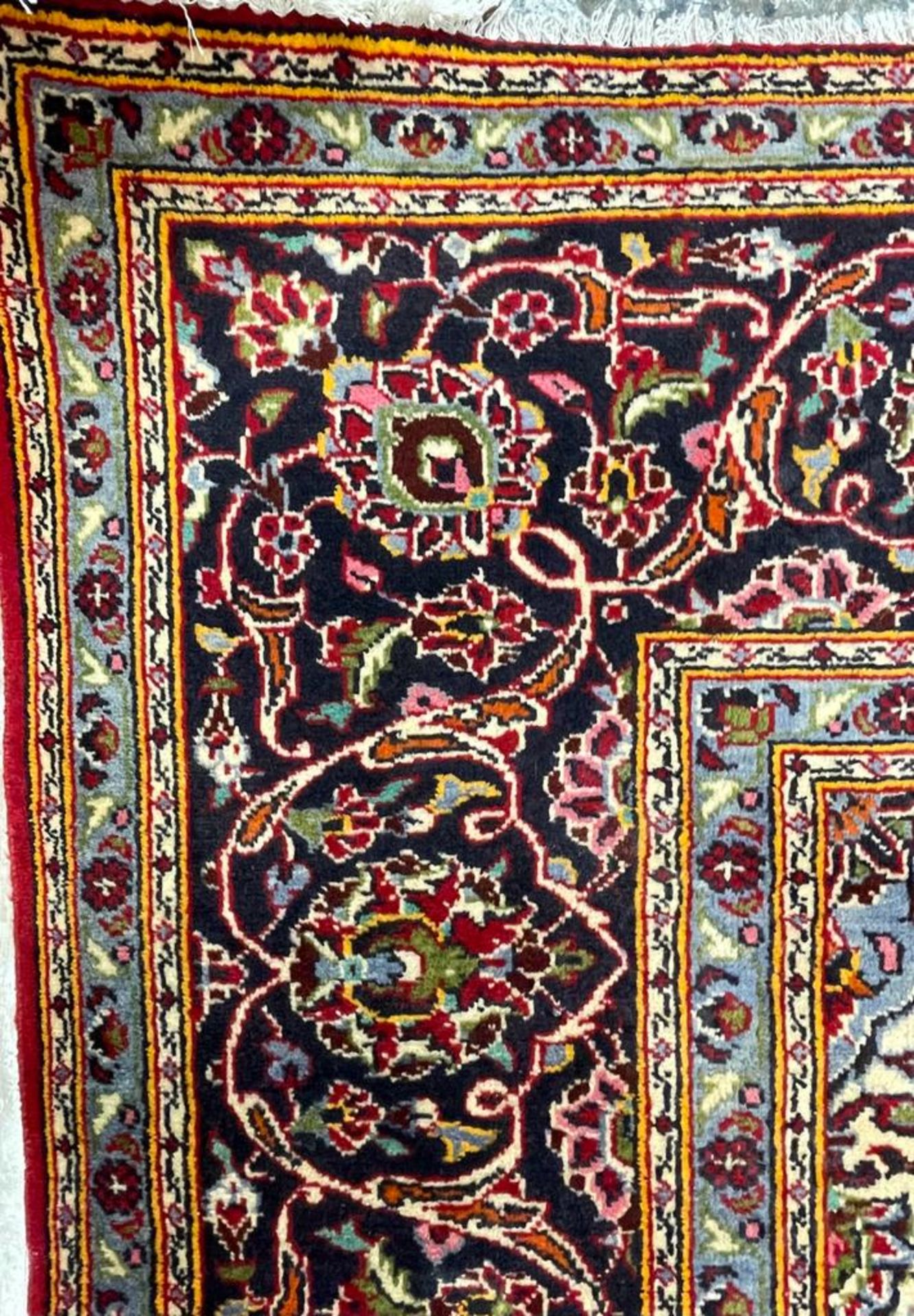 LARGE 20TH CENTURY CENTRAL PERSIAN ISLAMIC KASHAN FLOOR RUG - Image 3 of 5