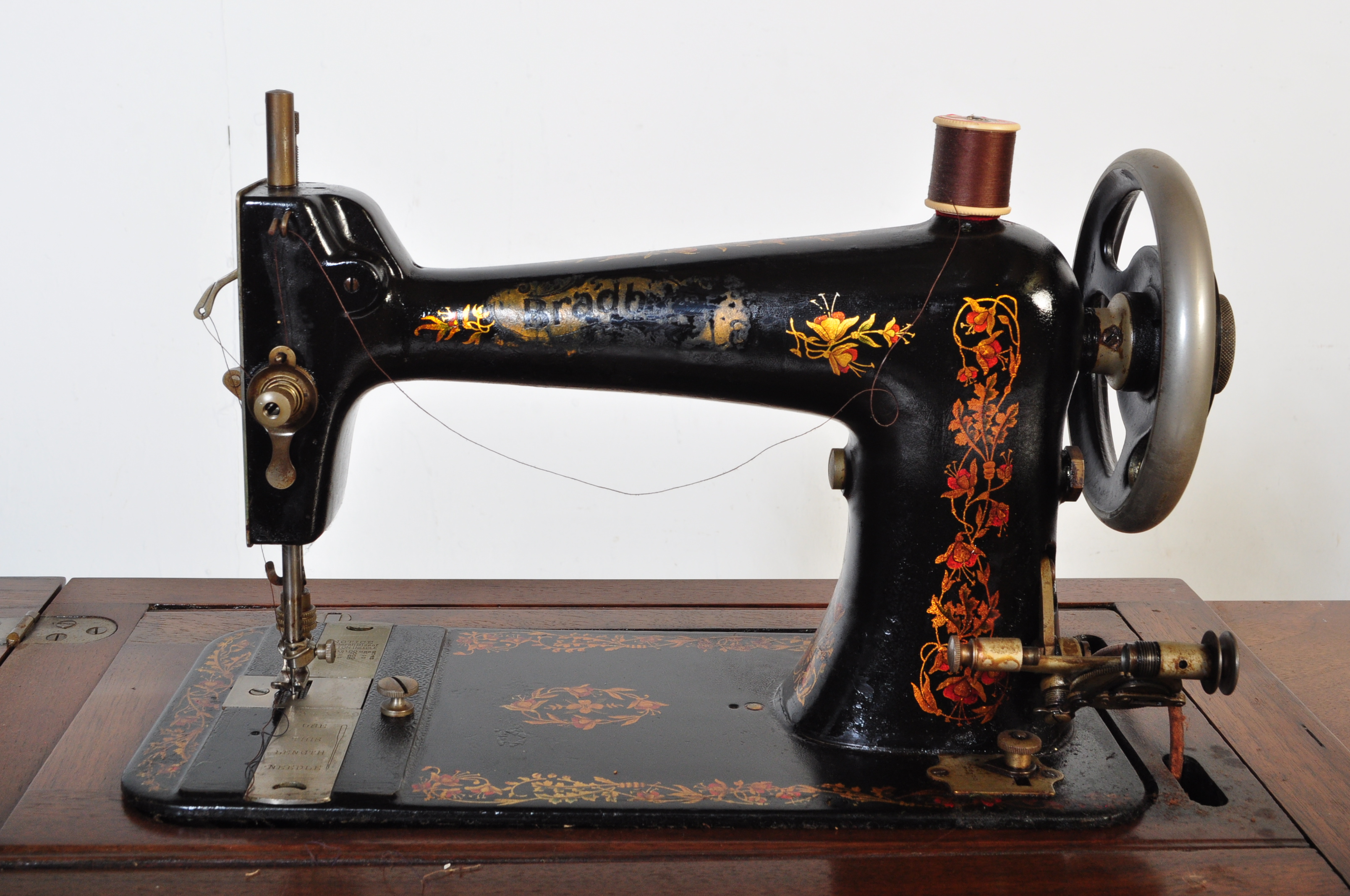 1900's 20TH CENTURY WALNUT SINGER SEWING MACHINE TABLE - Image 4 of 9