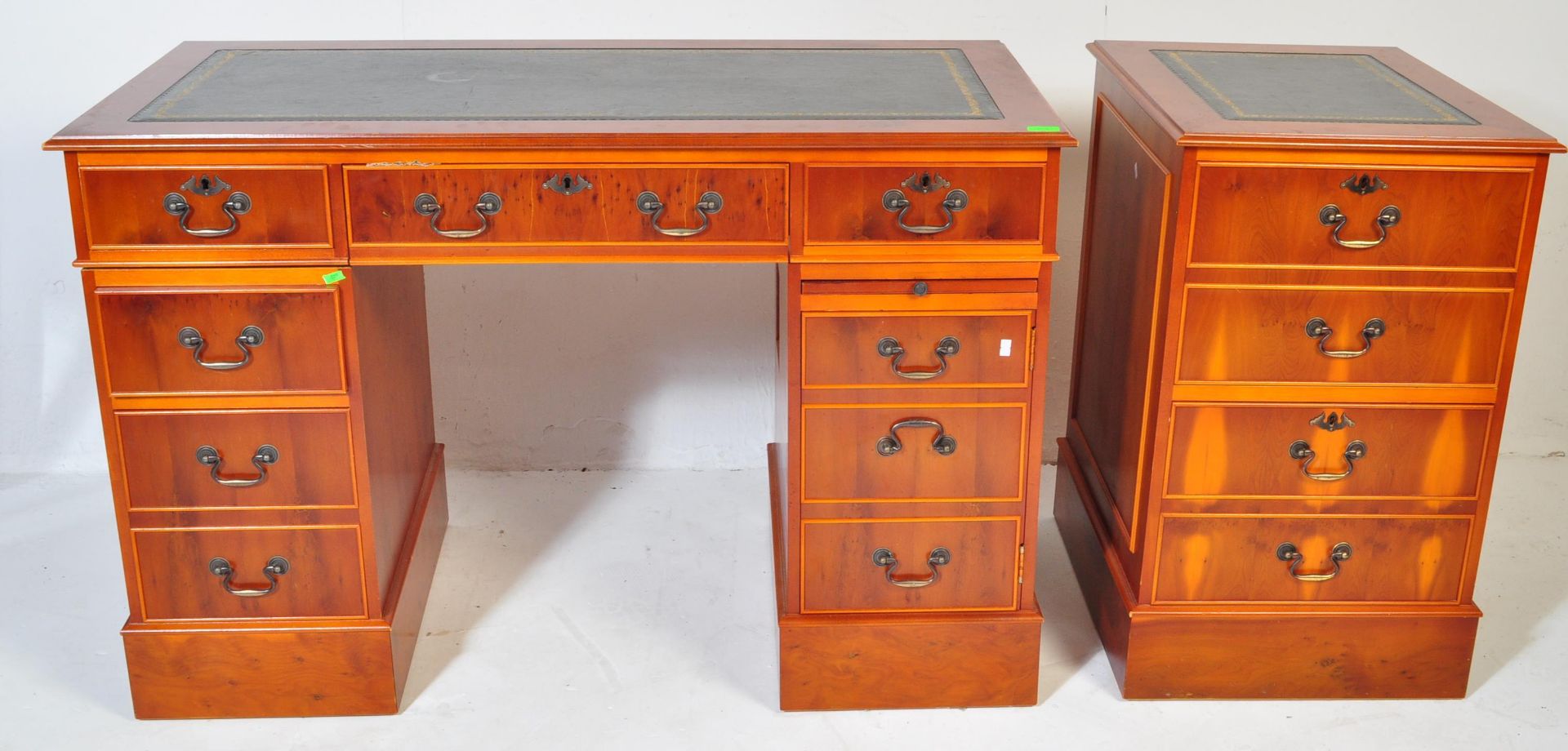 VINTAGE 20TH CENTURY TWIN PEDESTAL DESK WITH DRAWERS - Image 2 of 7