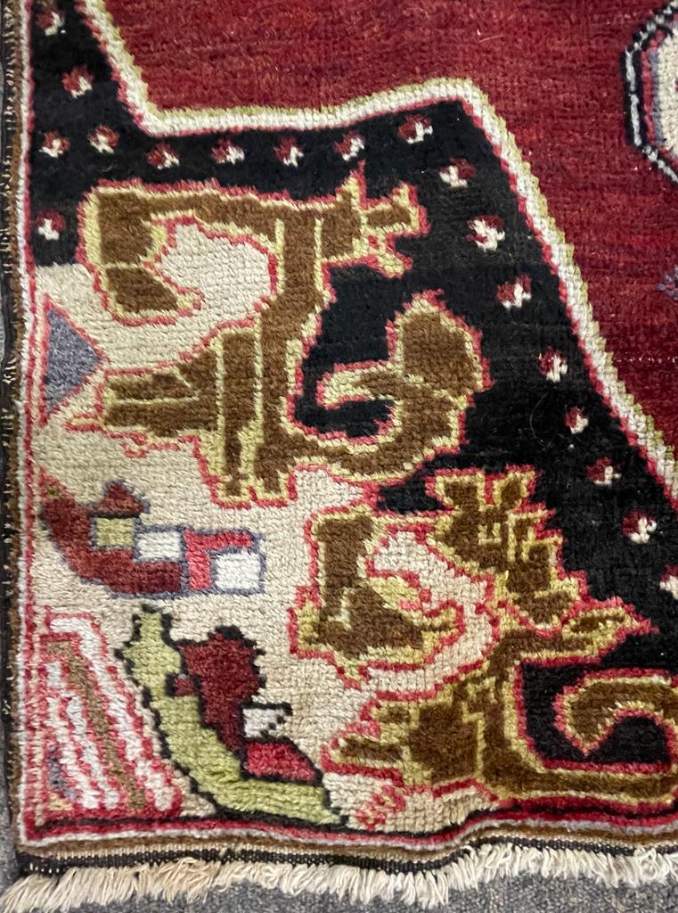 VINTAGE 1940S TURKISH ALTAKULA HAND KNOTTED FLOOR RUG - Image 3 of 4