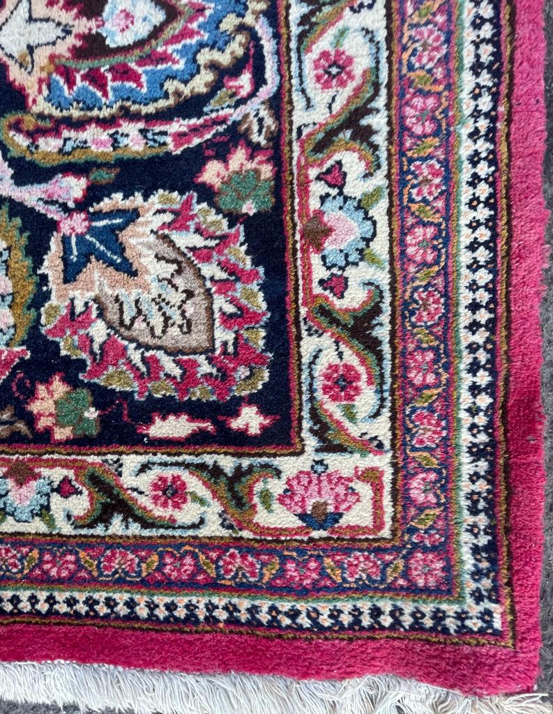 VINTAGE MID 20TH CENTURY MESHED PERSIAN FLOOR RUG - Image 4 of 6