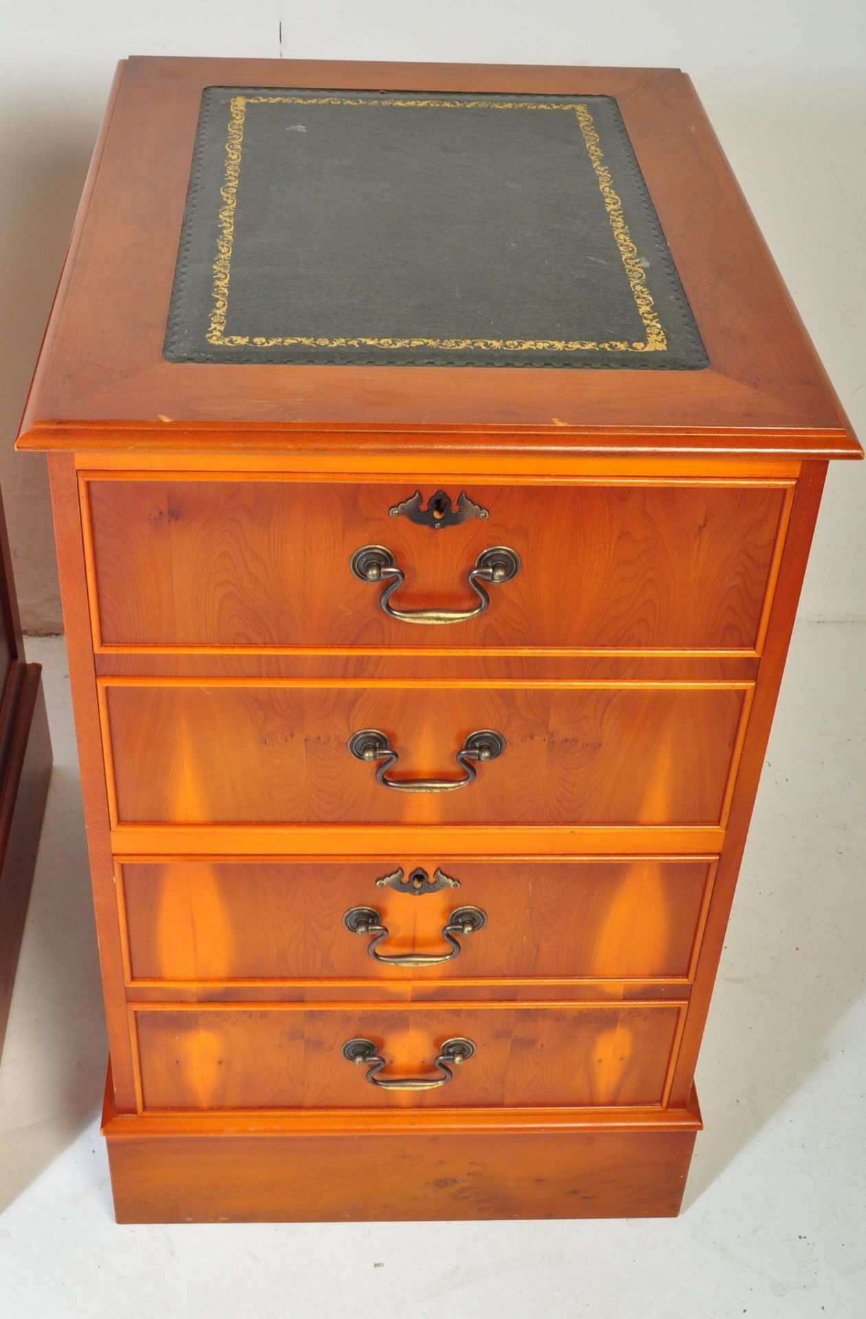 VINTAGE 20TH CENTURY TWIN PEDESTAL DESK WITH DRAWERS - Image 4 of 7