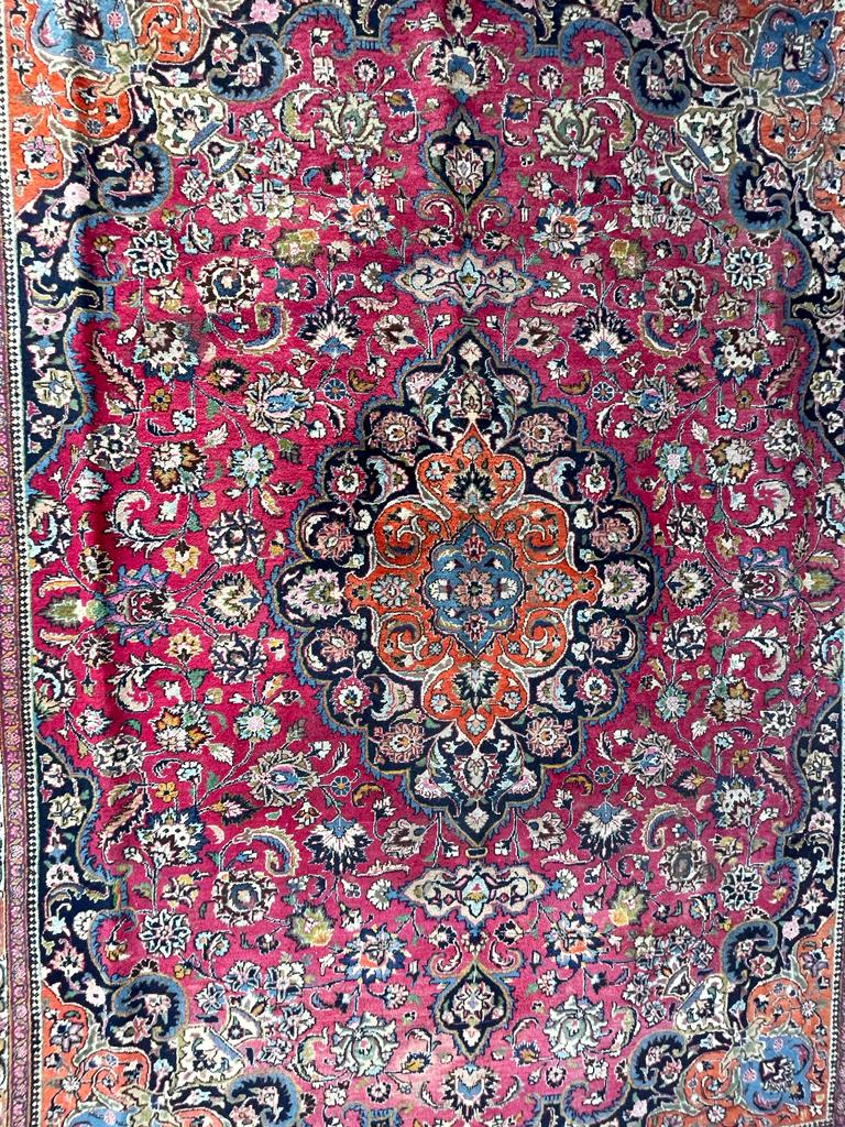 VINTAGE MID 20TH CENTURY MESHED PERSIAN FLOOR RUG - Image 2 of 6