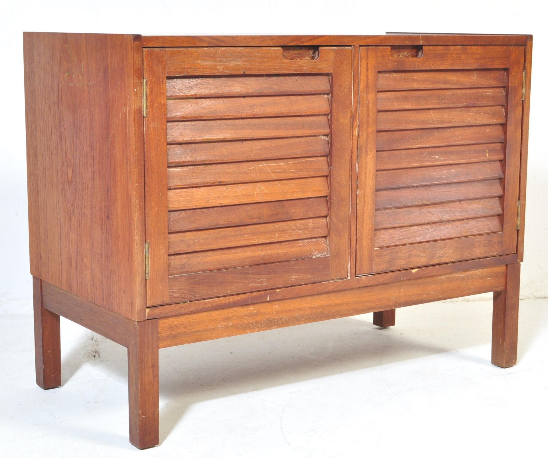 RETRO VINTAGE MID 20TH CENTURY TEAK CABINET