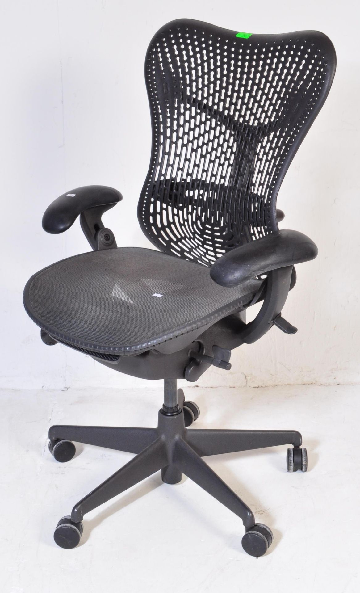 HERMAN MILLER - MIRRA 2 - SWIVEL OFFICE DESK CHAIR BY STUDIO 7.5 - Image 2 of 5