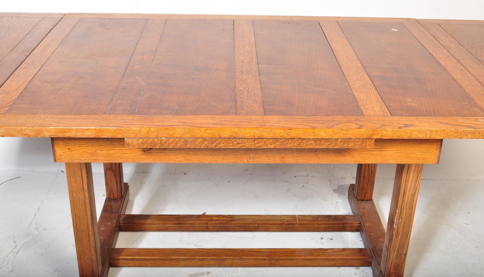 1920S OAK ARTS & CRAFTS DINING TABLE WITH CHAIRS - Image 4 of 7