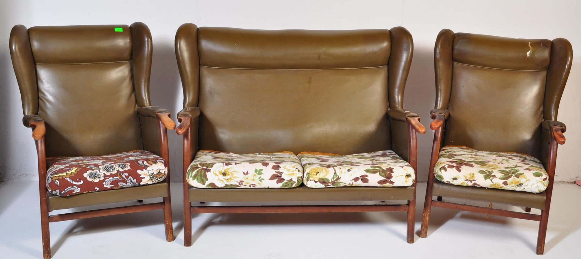 MID CENTURY GREEN FAUX LEATHER PARKER KNOLL SUITE - Image 2 of 5