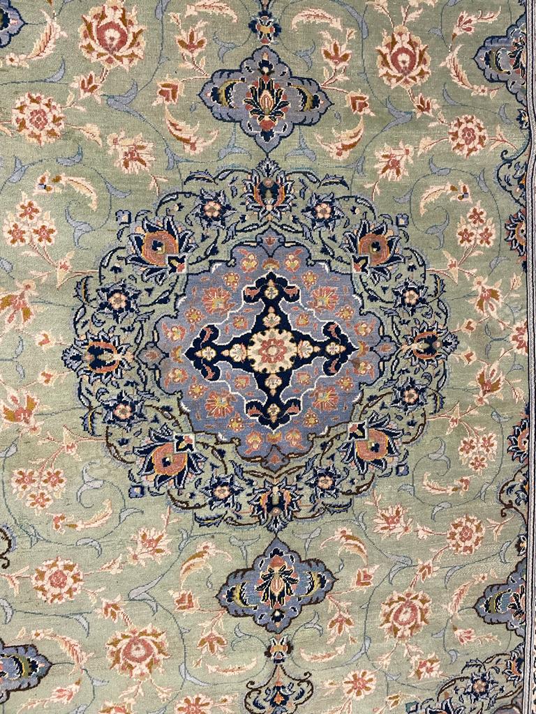 20TH CENTURY CENTRAL PERSIAN ISLAMIC KASHAN FLOOR RUG - Image 2 of 4