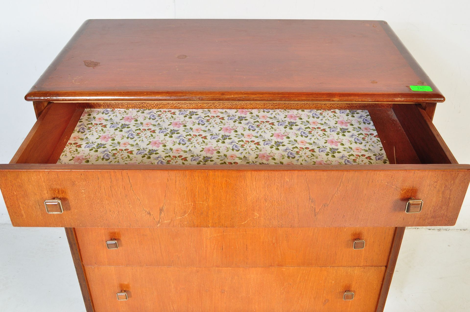 MID 20TH CENTURY TEAK CHEST OF DRAWERS - Image 4 of 5