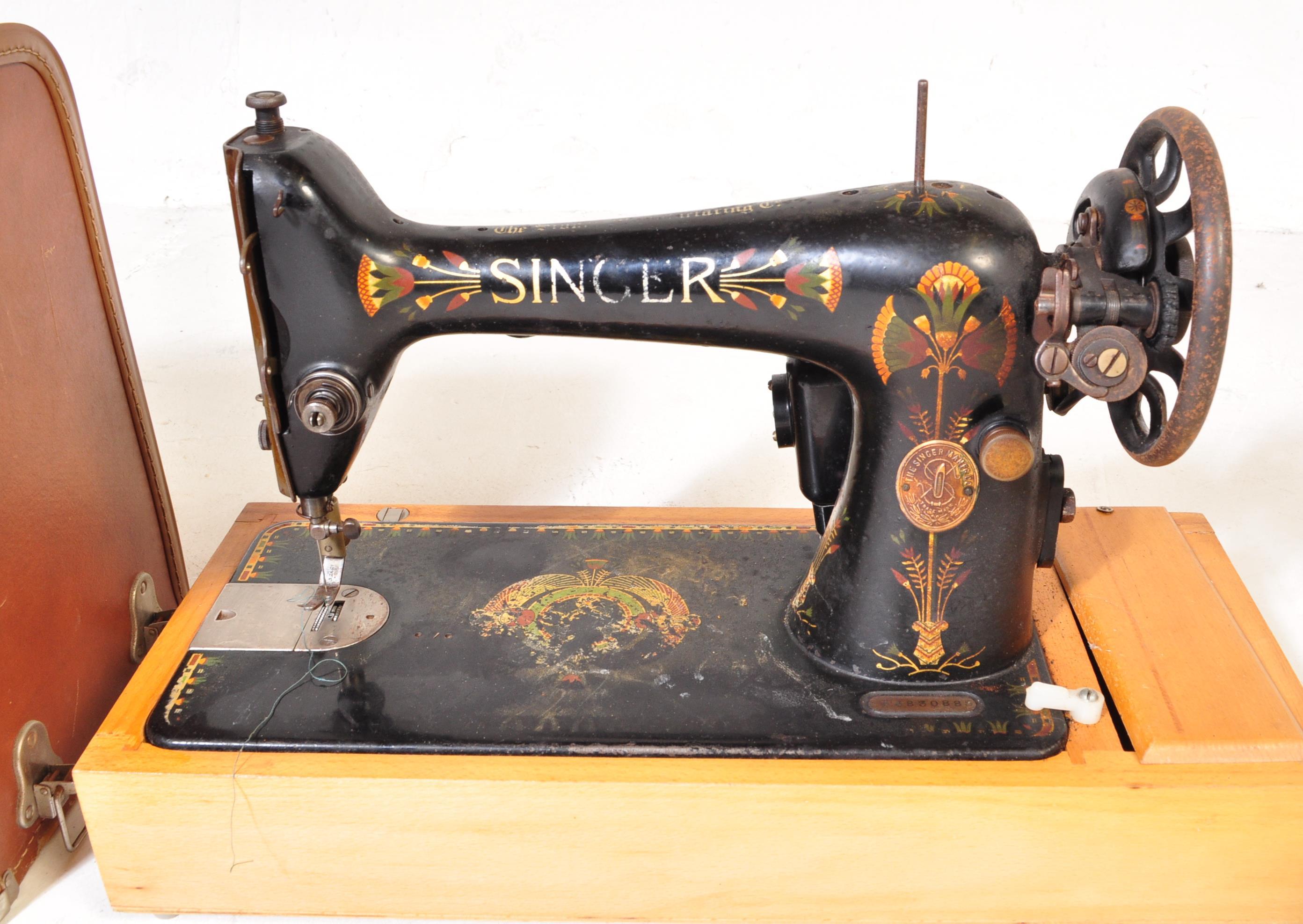 SINGER SEWING MACHINE - EARLY 20TH CENTURY - LEATHER CASE - Image 3 of 6